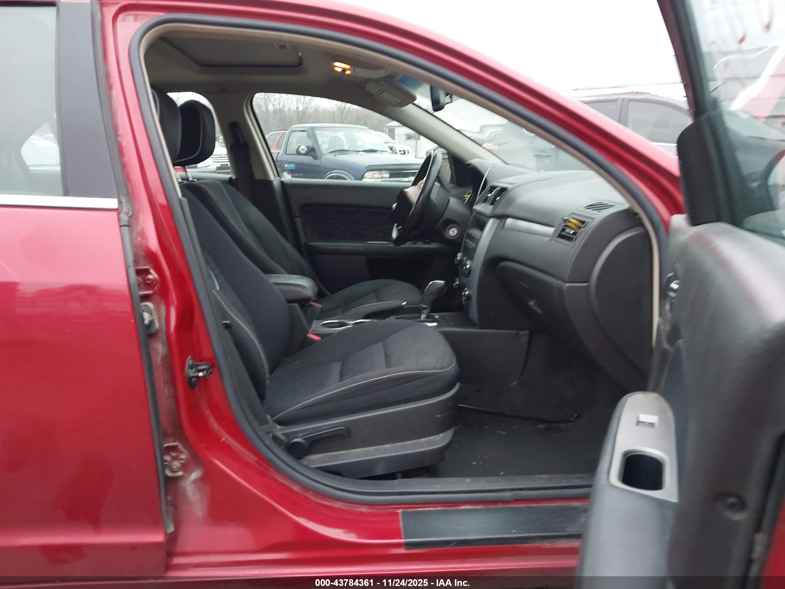 FORD FUSION image 5