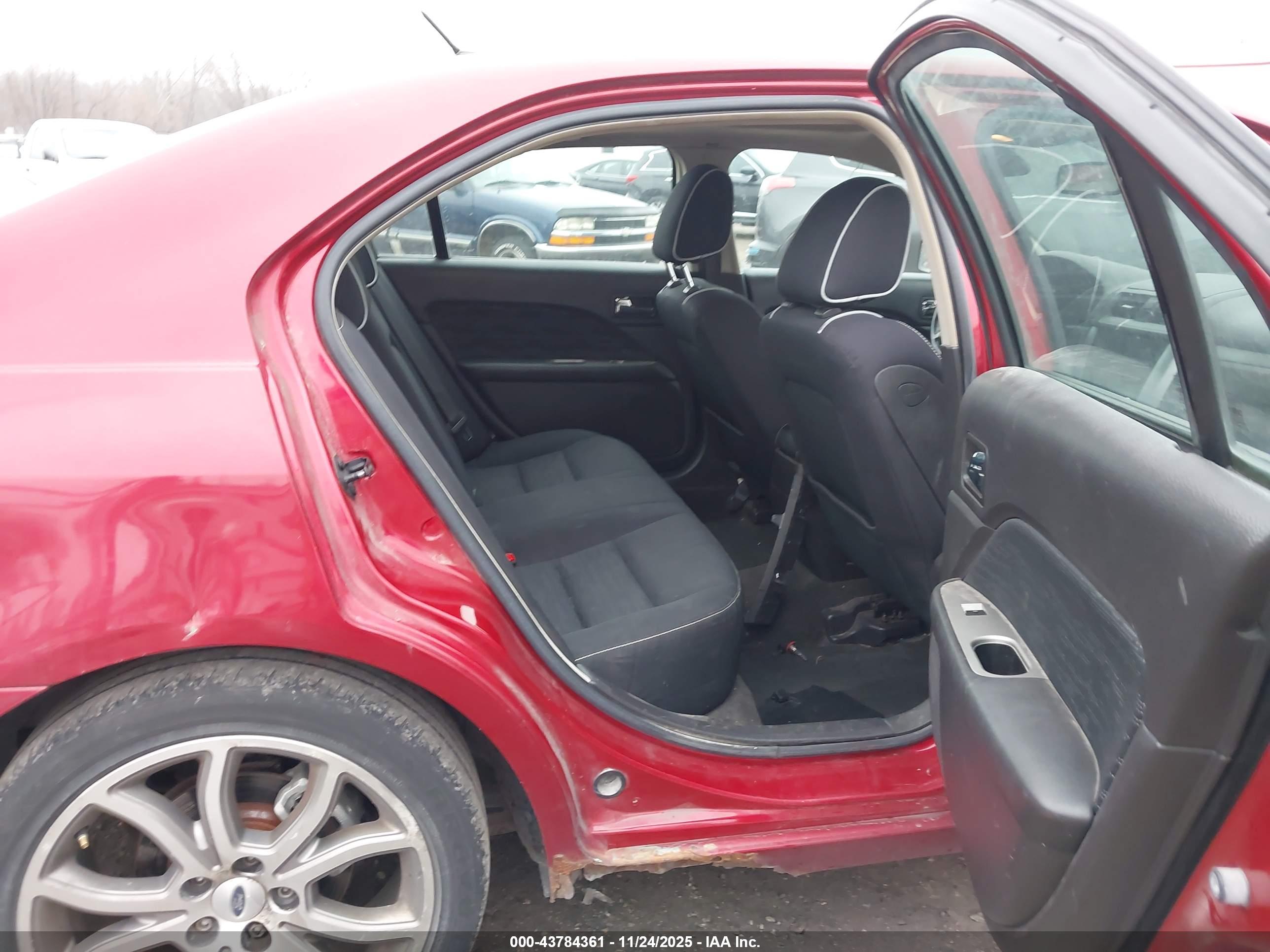 FORD FUSION image 8