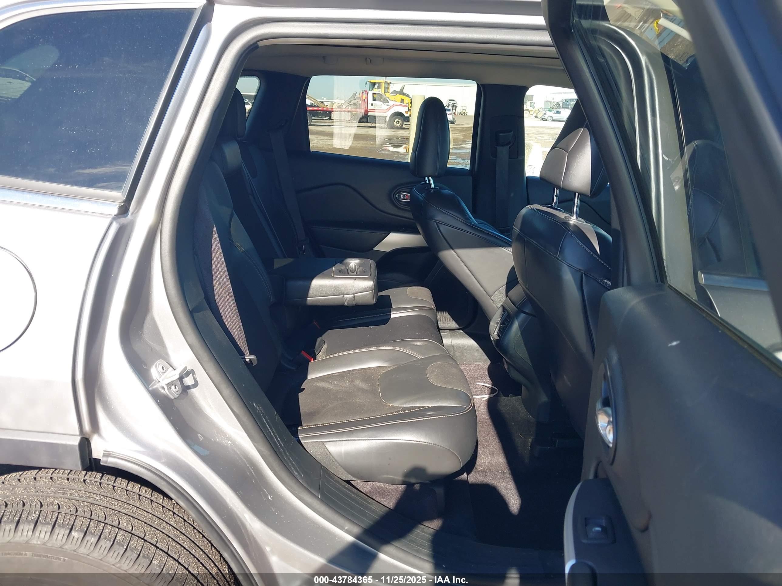 JEEP CHEROKEE image 8