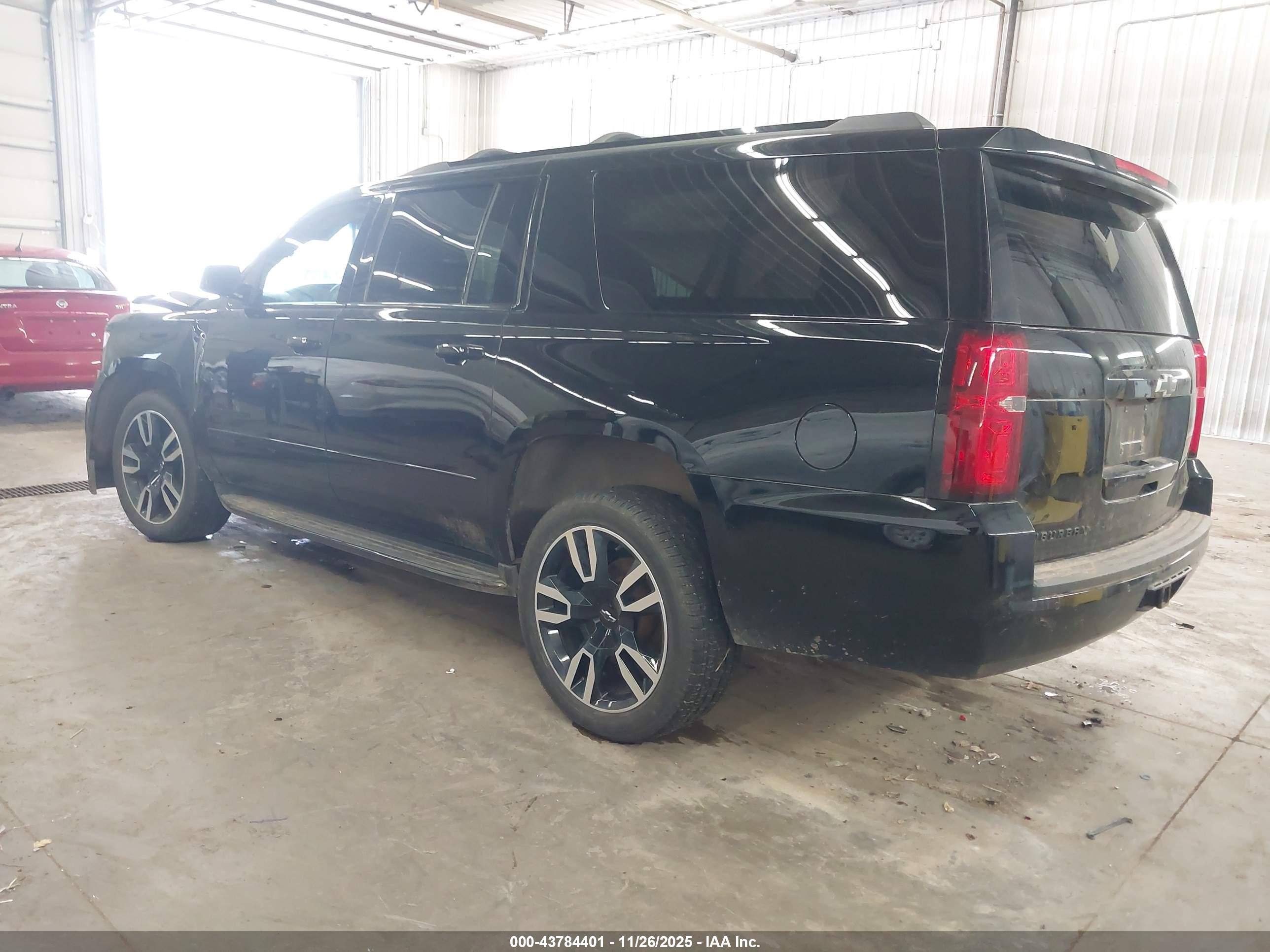 CHEVROLET SUBURBAN image 3