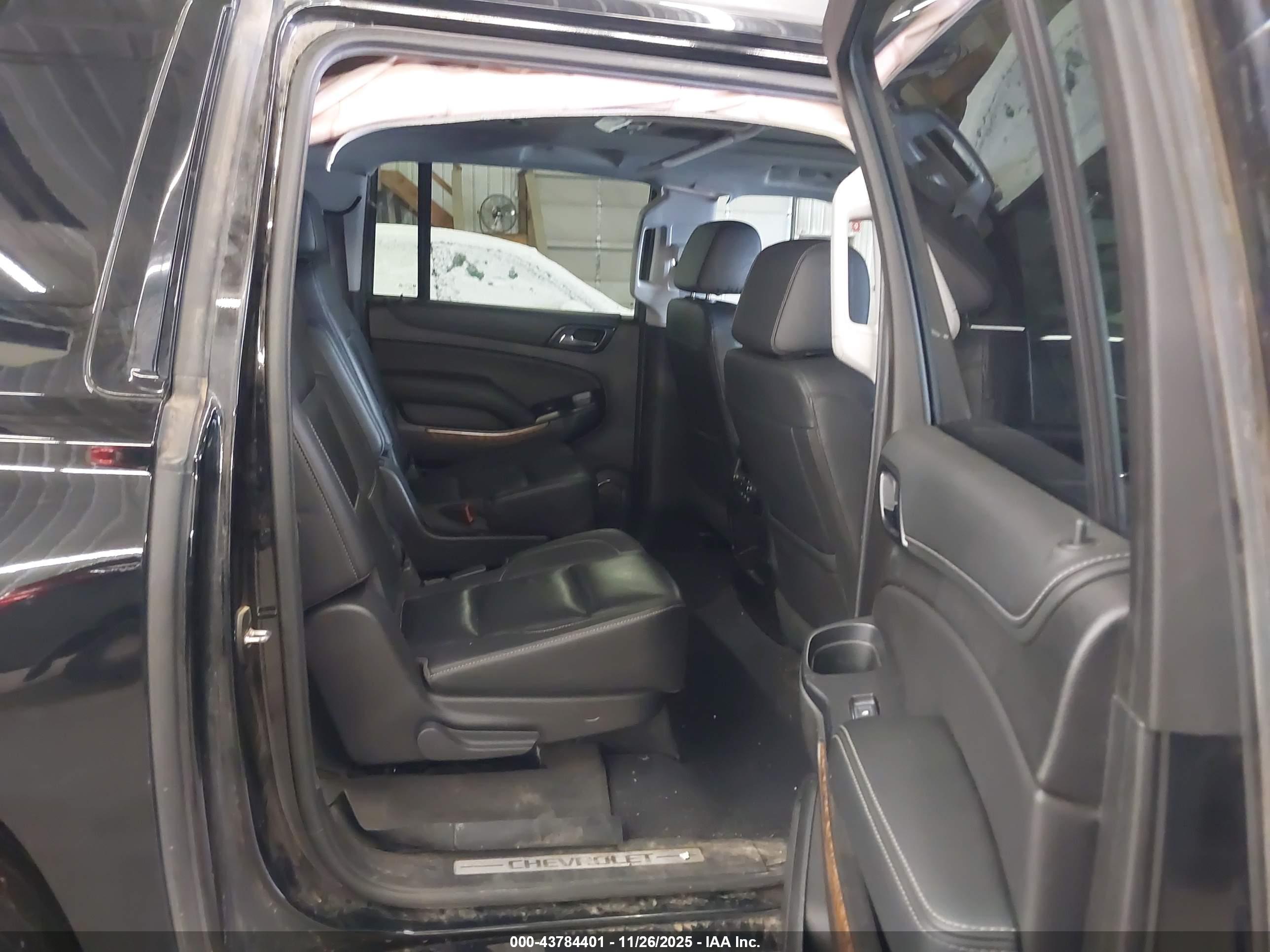 CHEVROLET SUBURBAN image 8