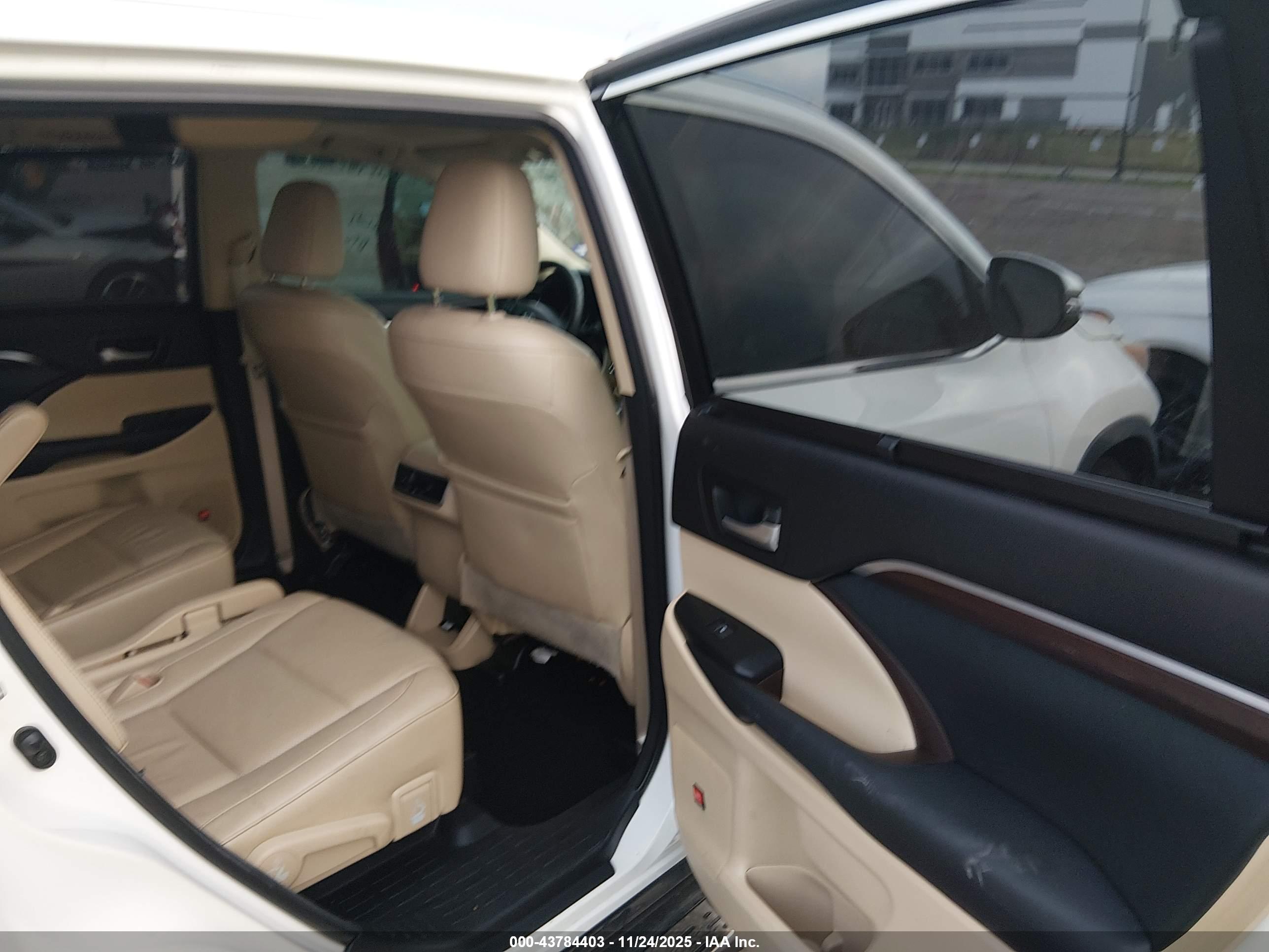 TOYOTA HIGHLANDER image 8