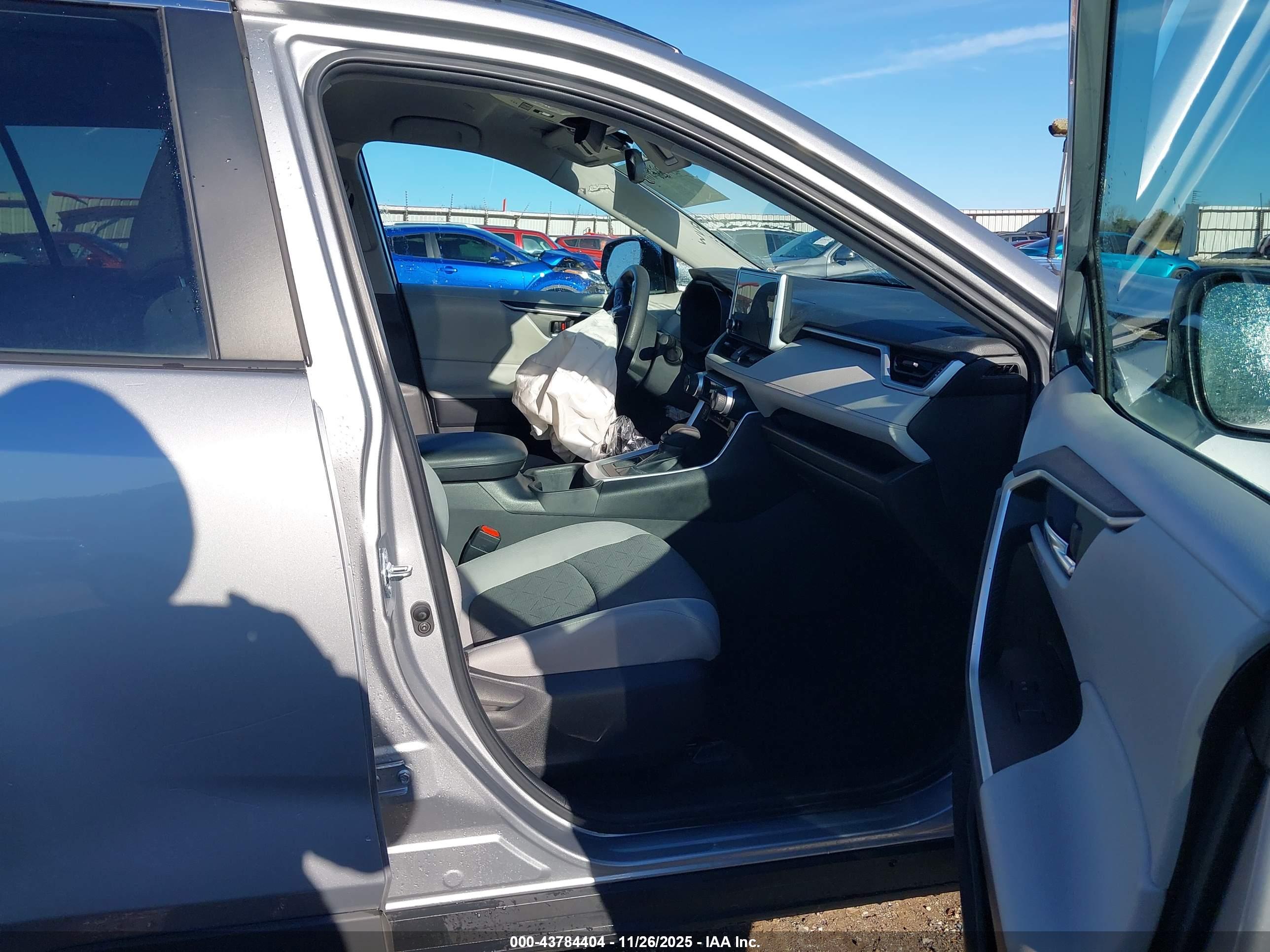 TOYOTA RAV4 image 5