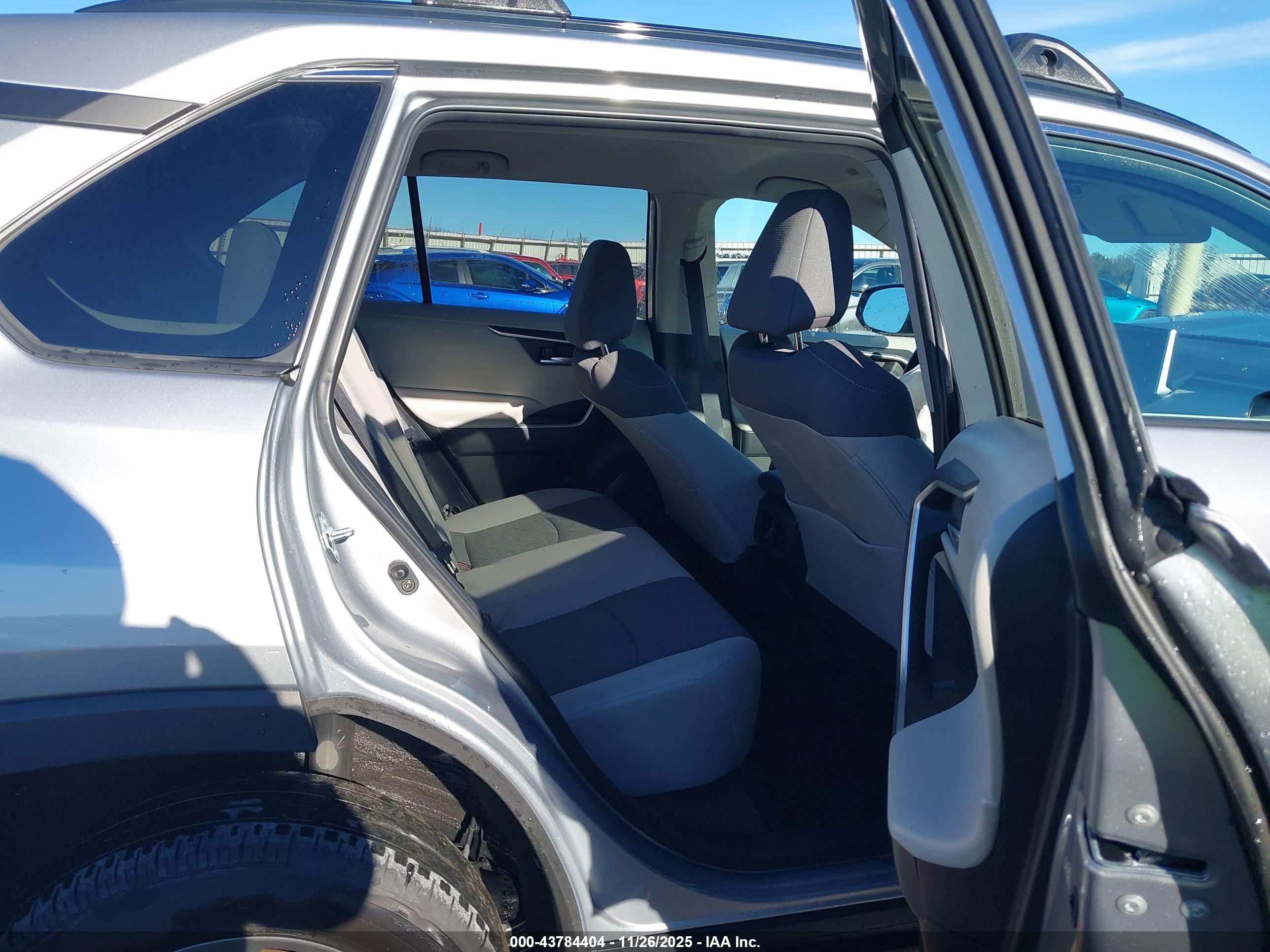 TOYOTA RAV4 image 8