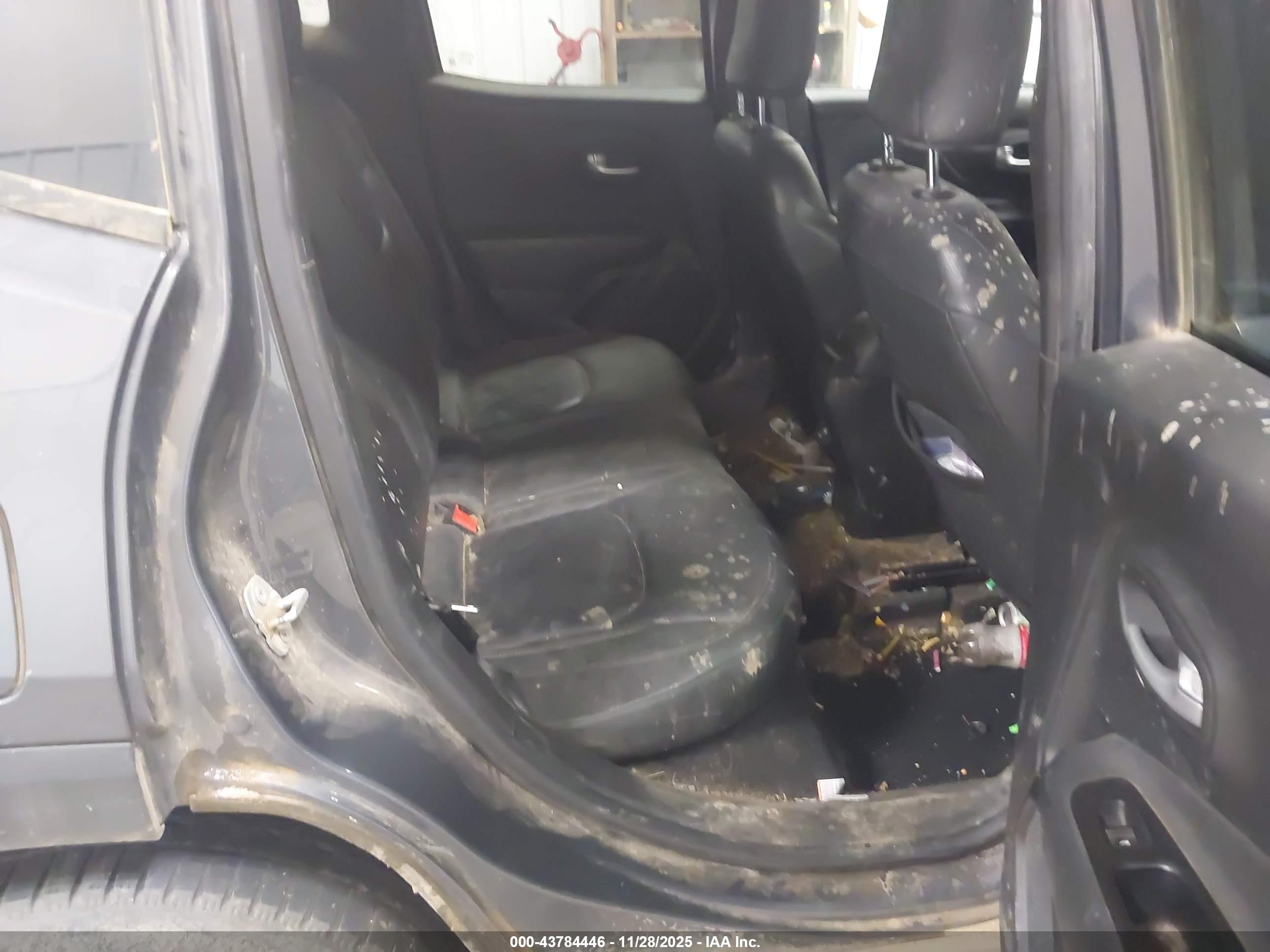 JEEP RENEGADE image 8