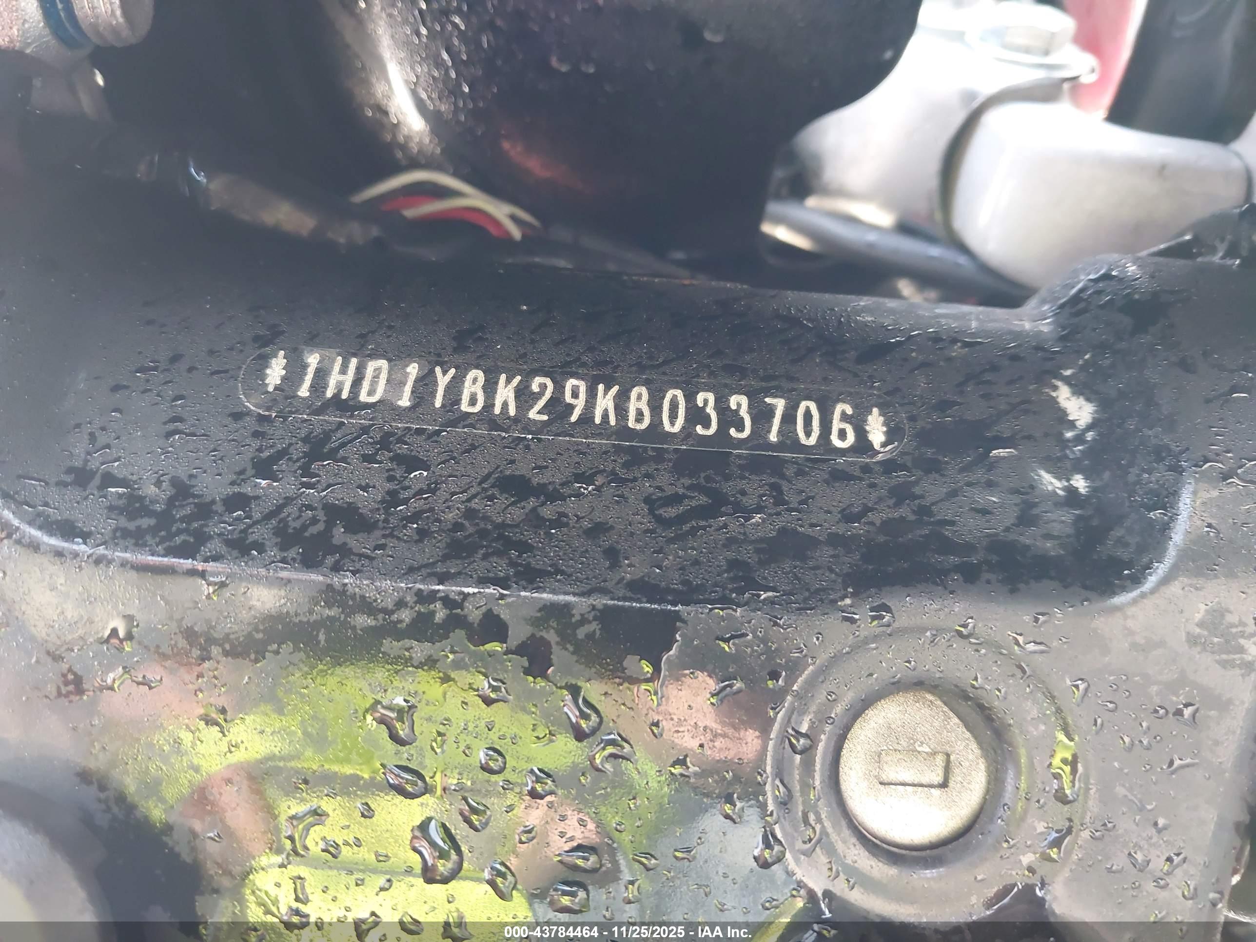 HARLEY-DAVIDSON FLHCS image 10