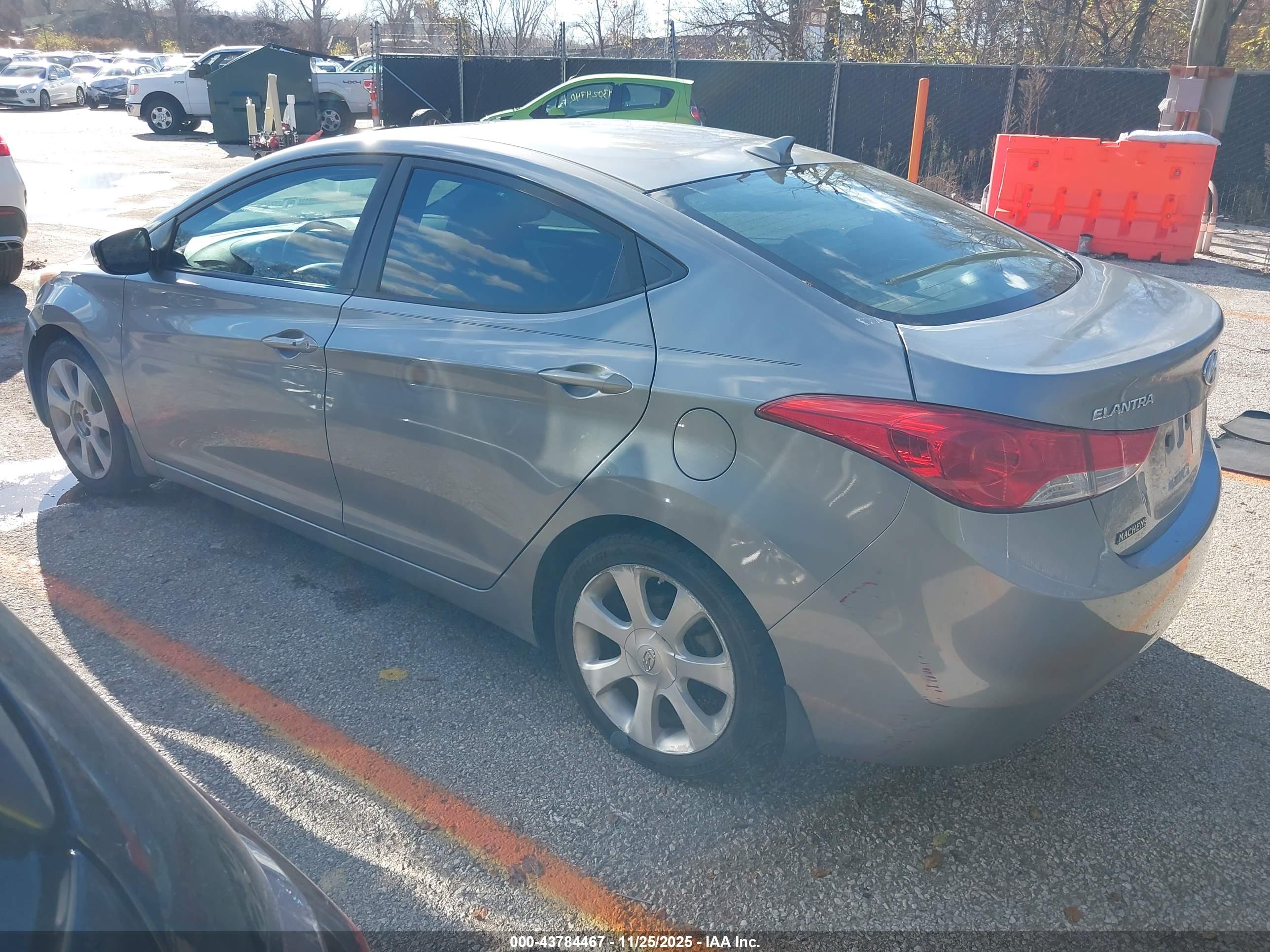 HYUNDAI ELANTRA image 3