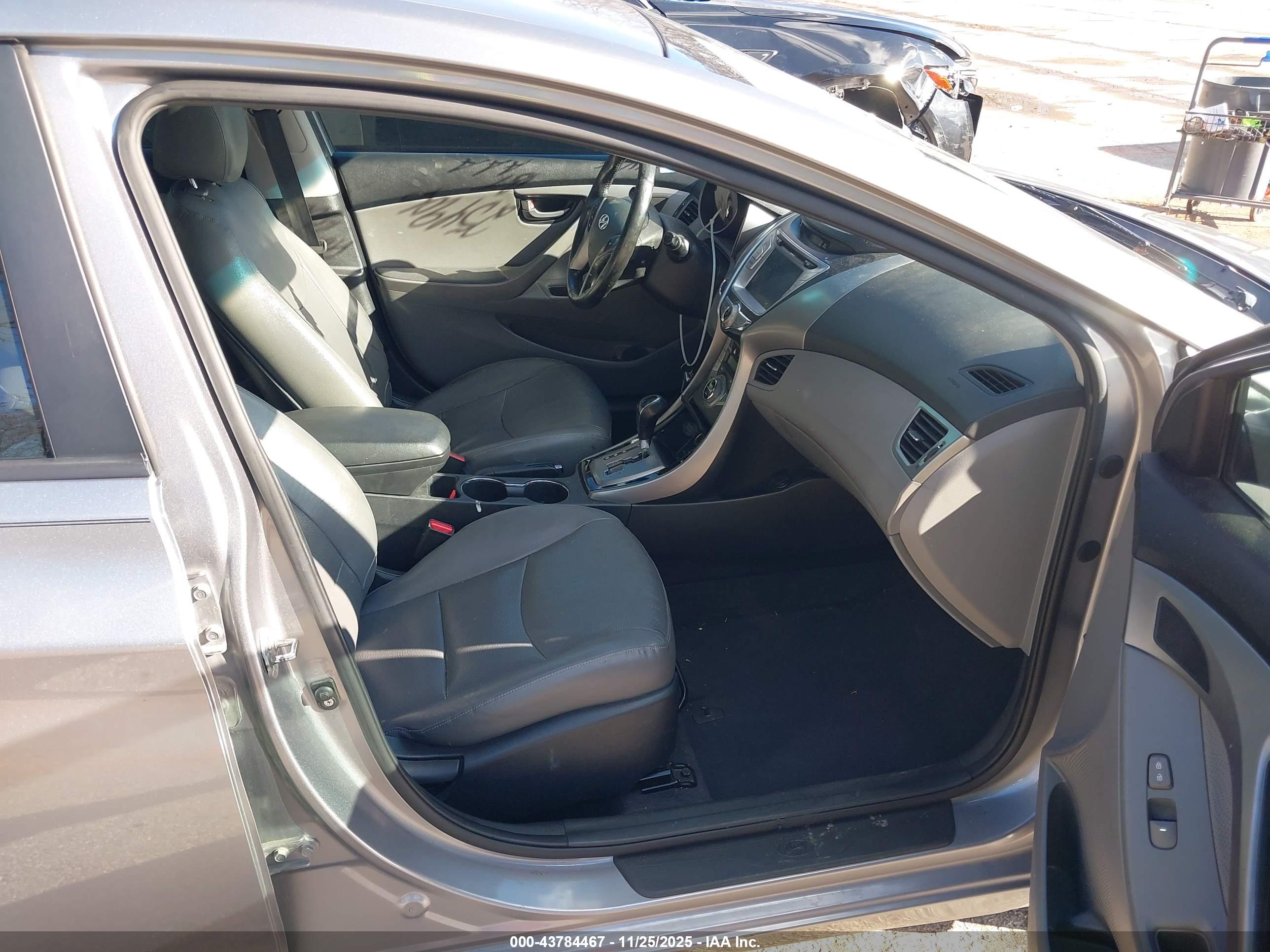 HYUNDAI ELANTRA image 5