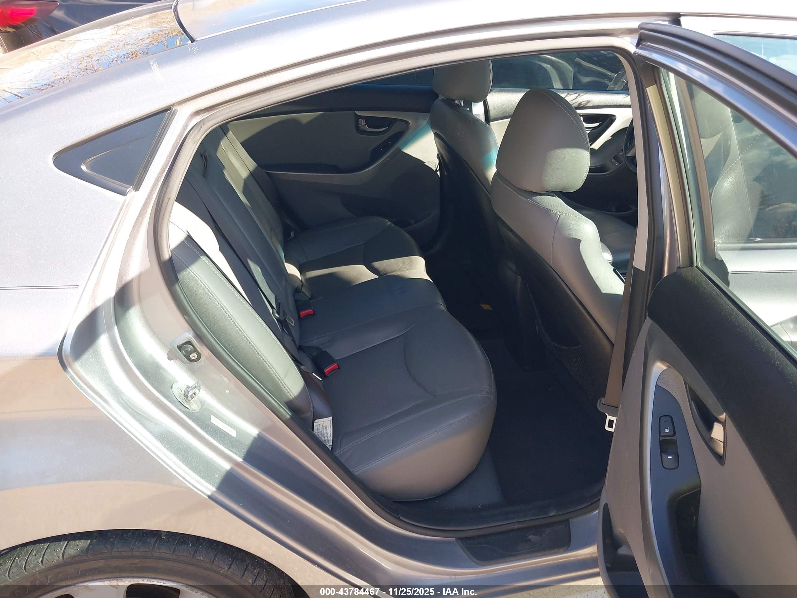 HYUNDAI ELANTRA image 8