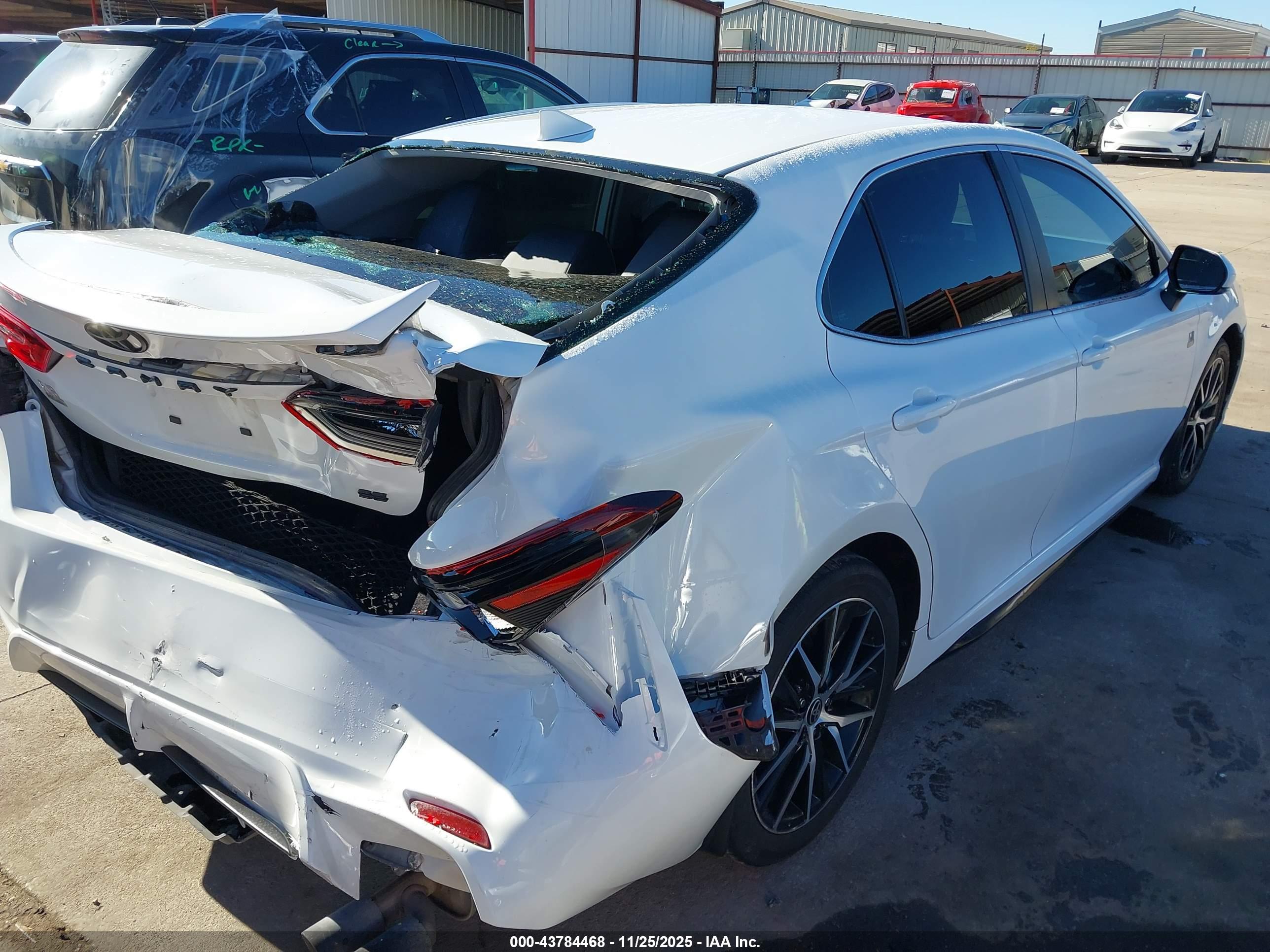 TOYOTA CAMRY image 4