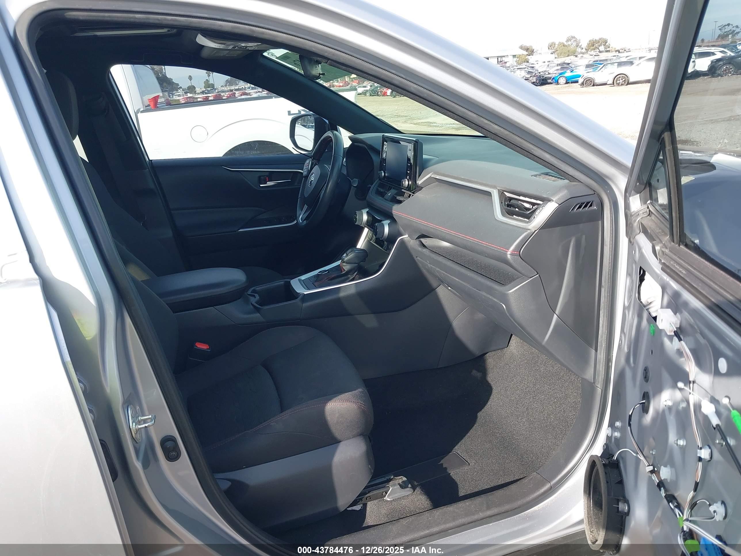 TOYOTA RAV4 image 5