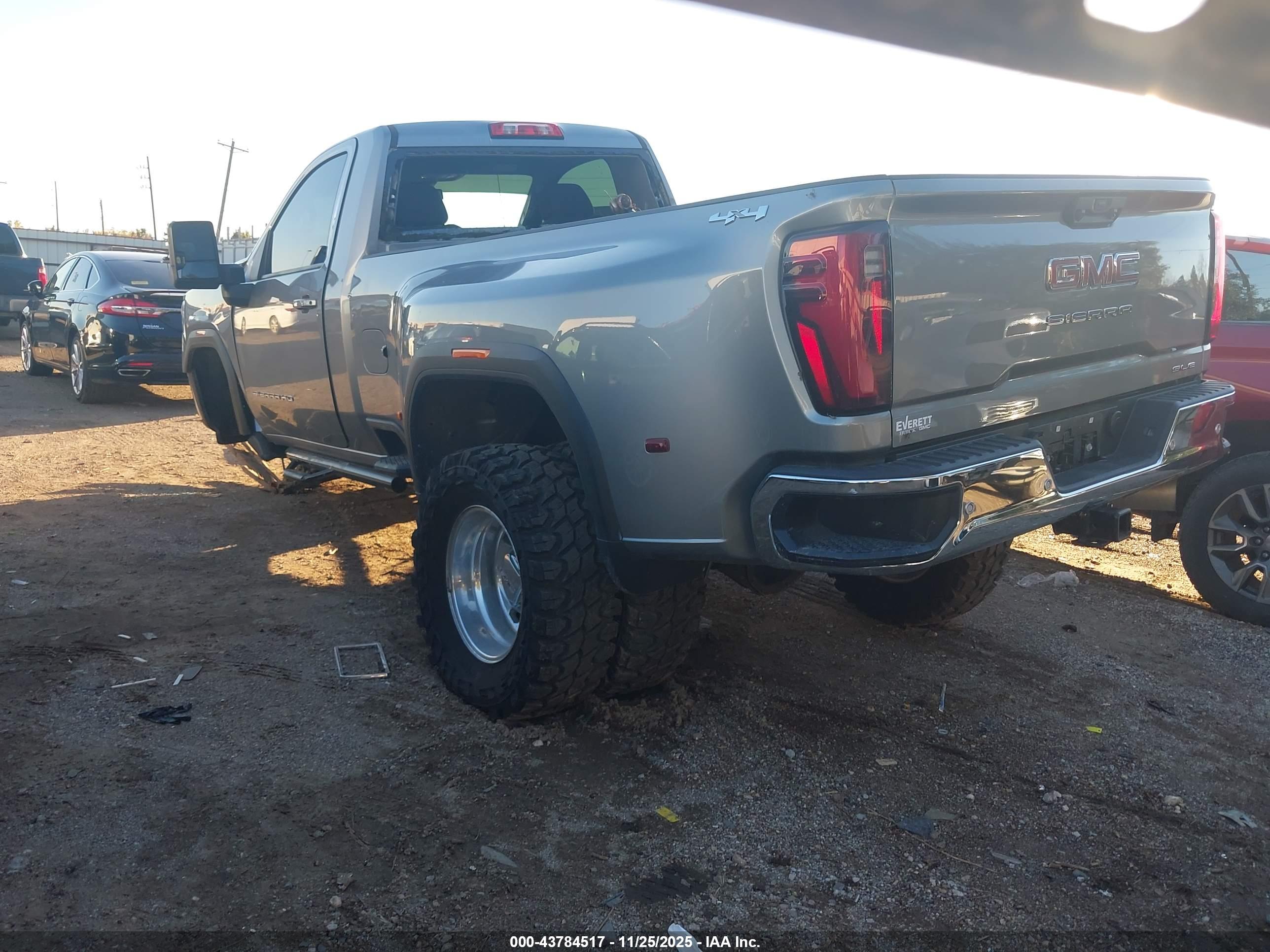 GMC SIERRA image 3