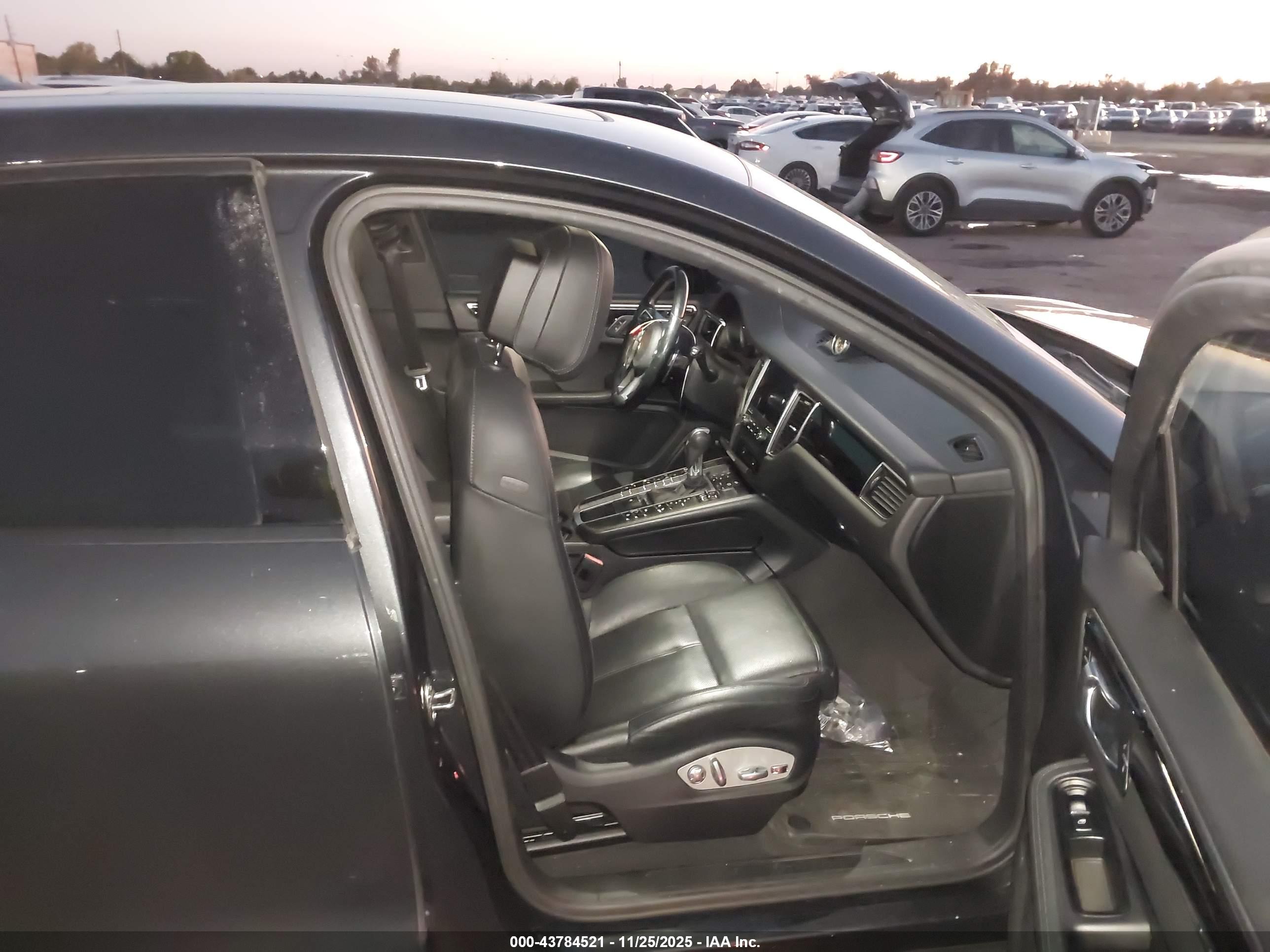 PORSCHE MACAN image 5