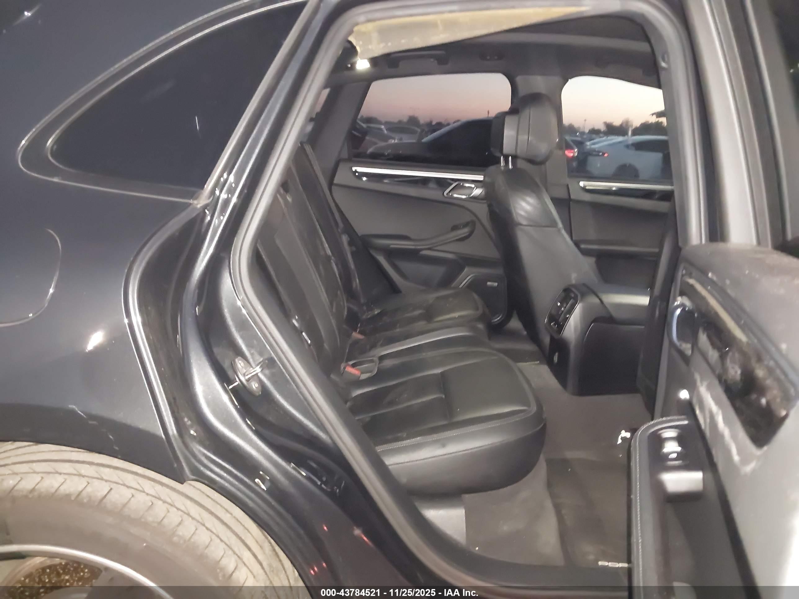 PORSCHE MACAN image 8