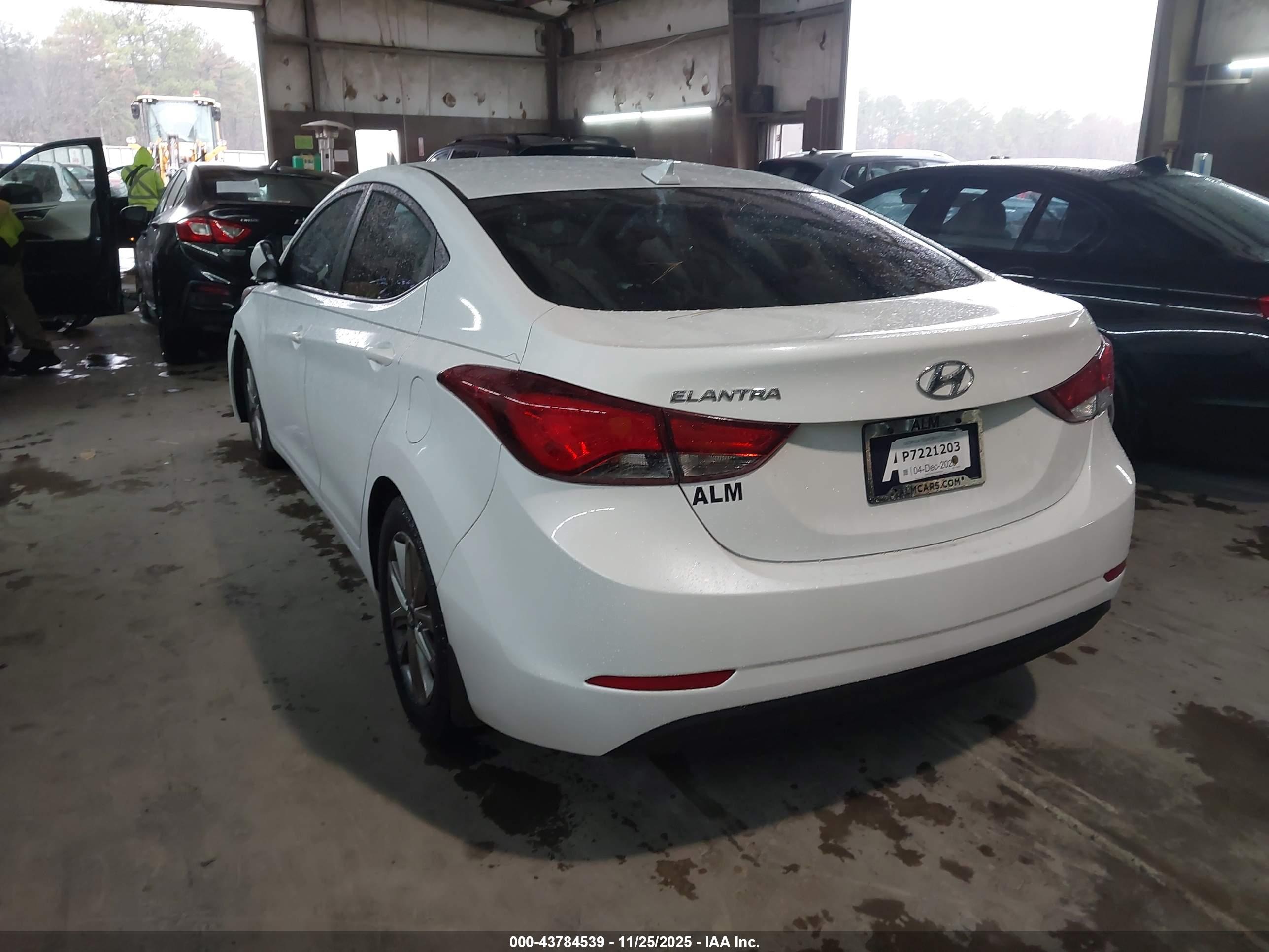 HYUNDAI ELANTRA image 3