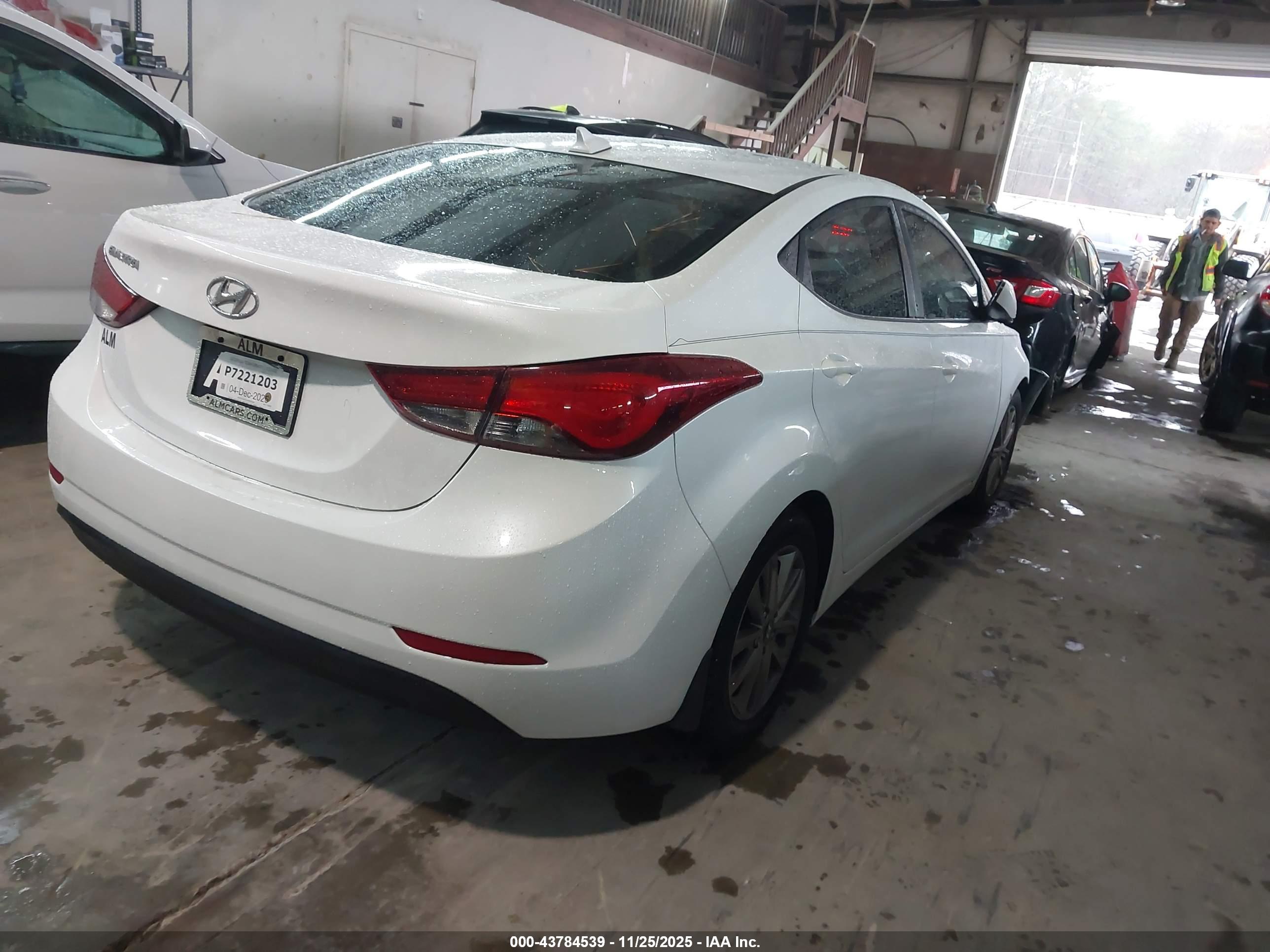 HYUNDAI ELANTRA image 4