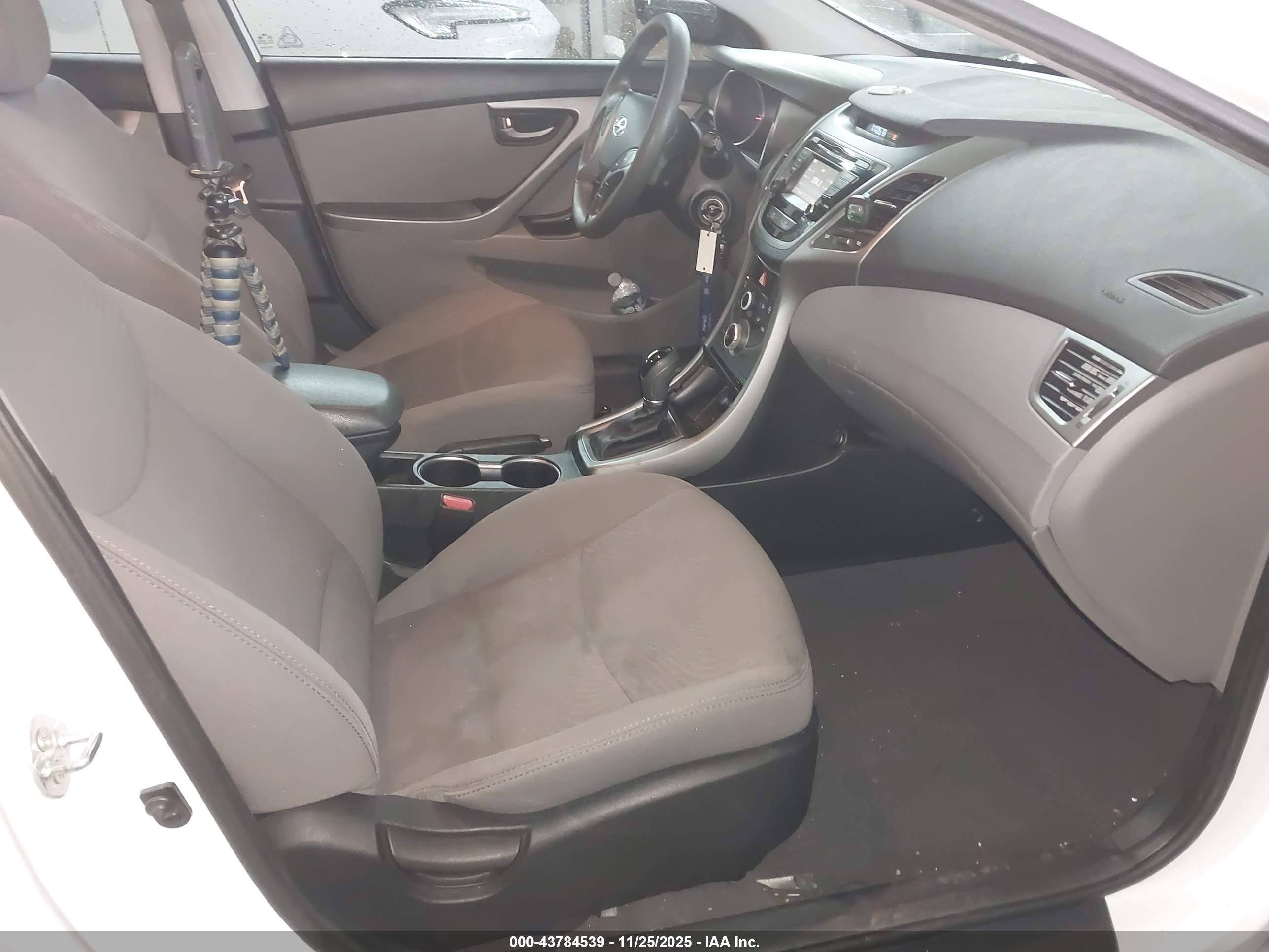 HYUNDAI ELANTRA image 5