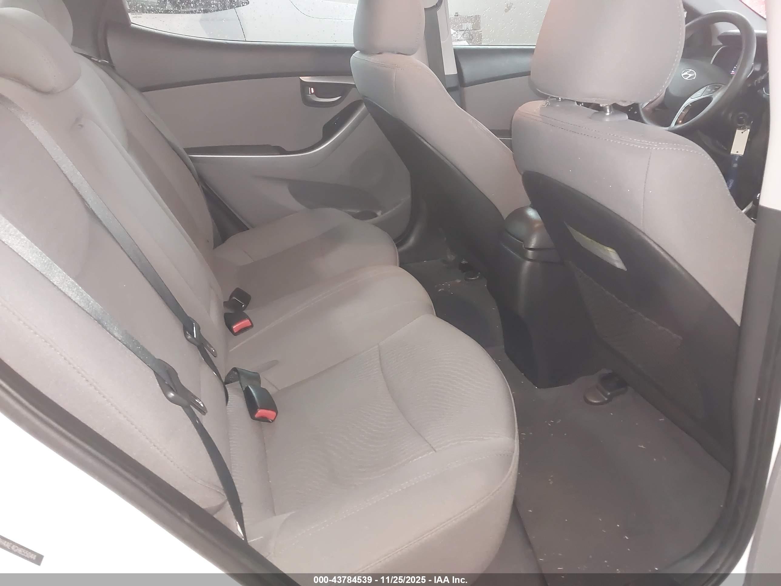 HYUNDAI ELANTRA image 8