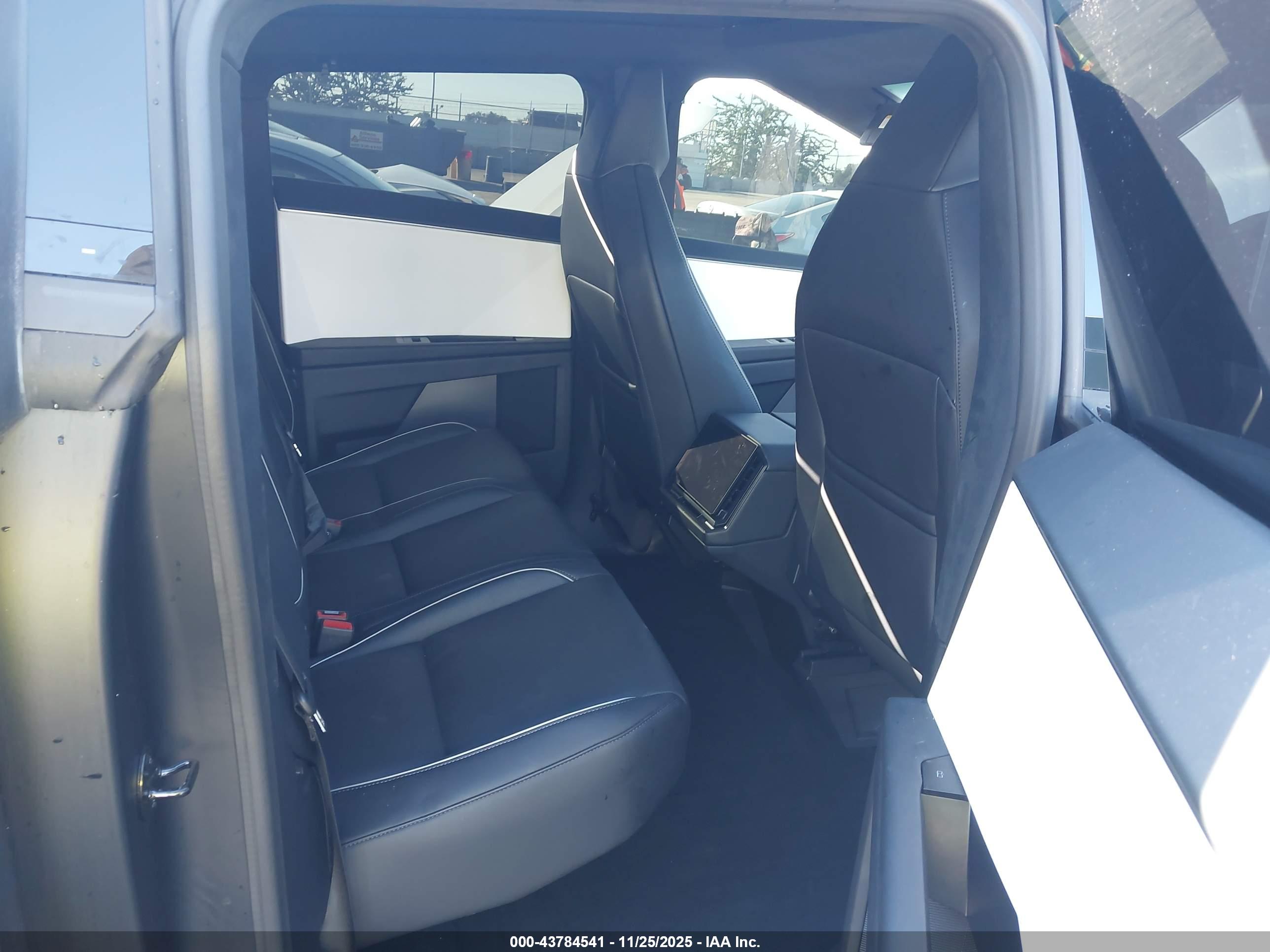 TESLA CYBERTRUCK image 8