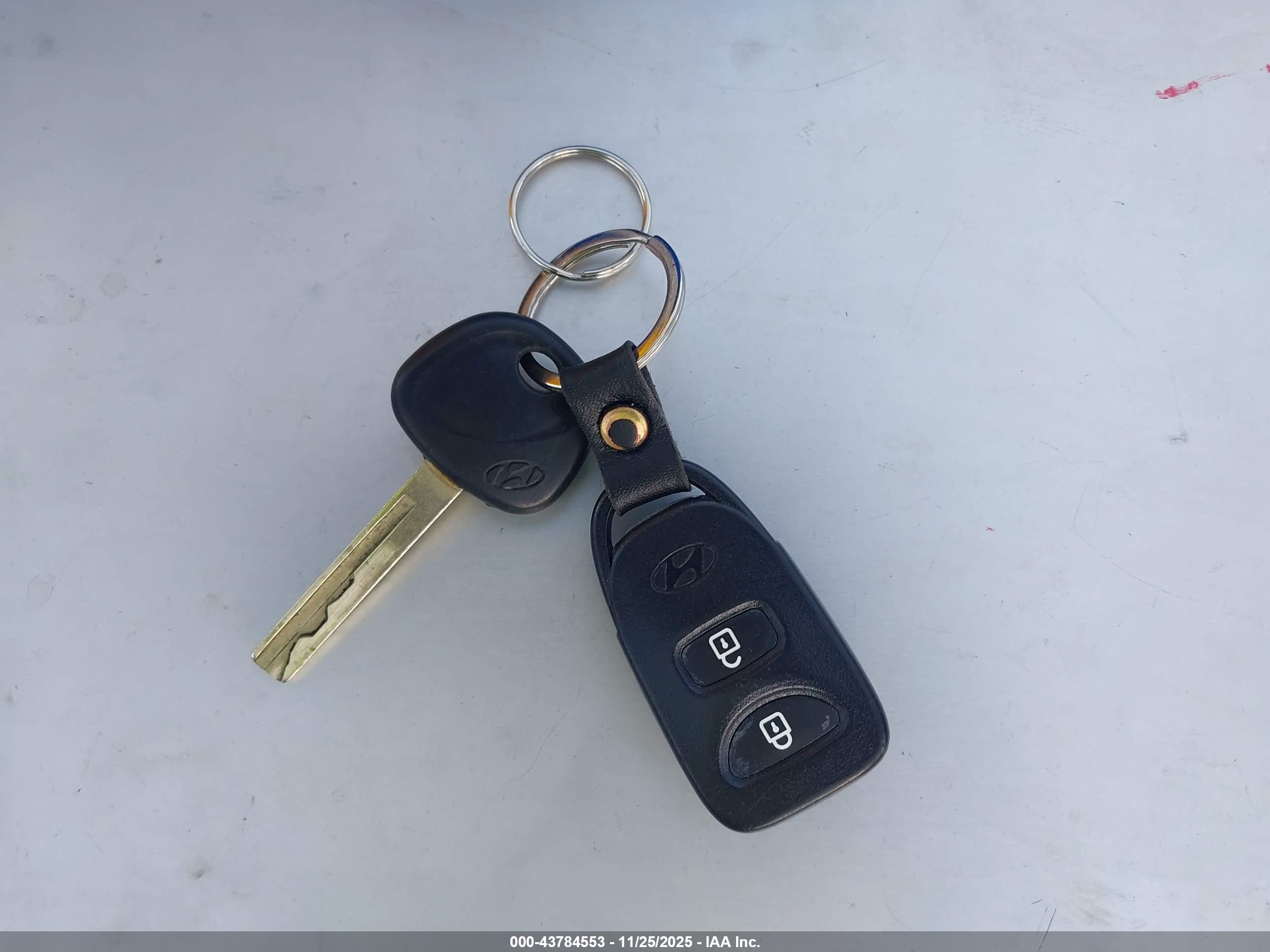 HYUNDAI ACCENT image 11