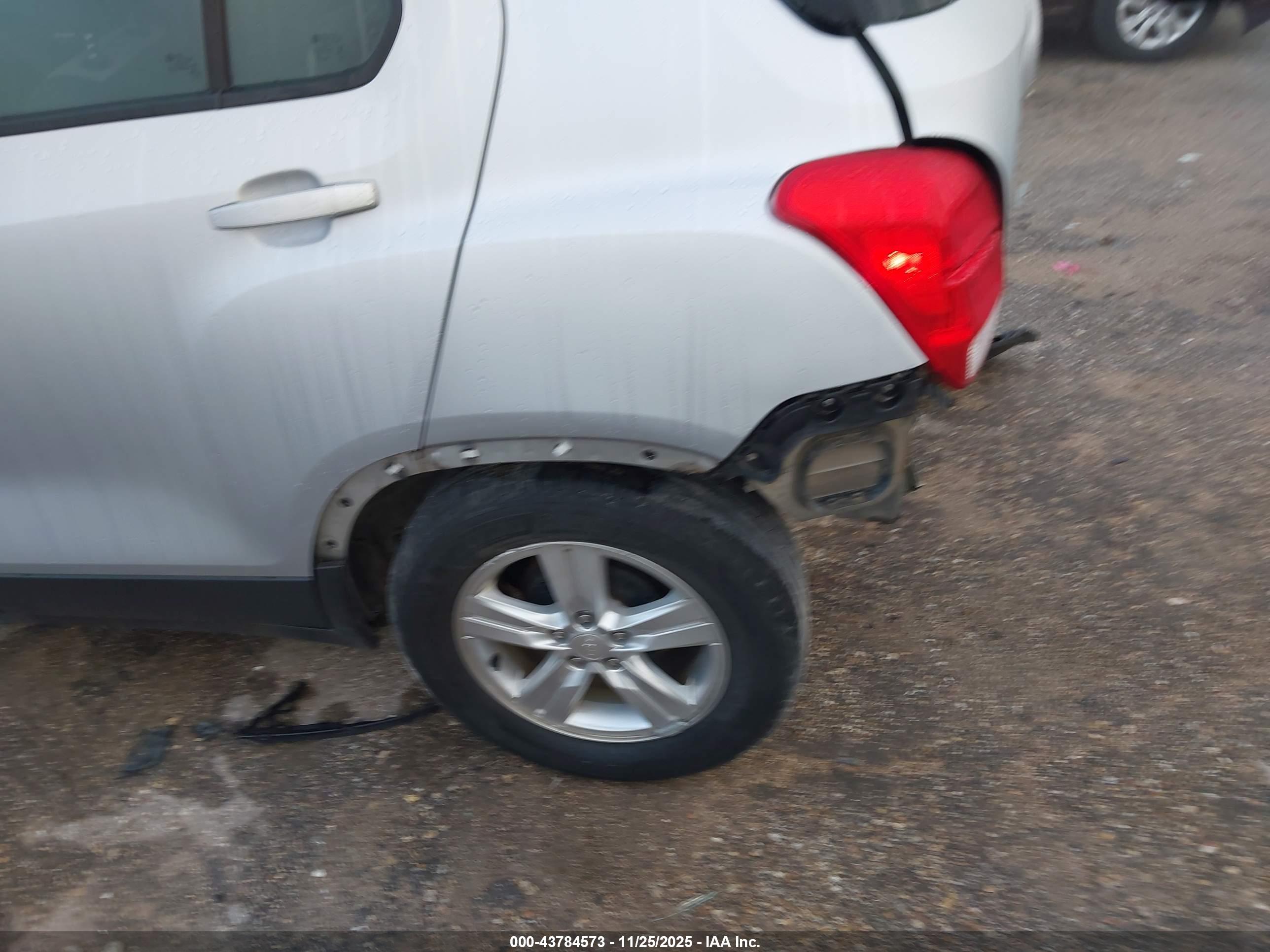 CHEVROLET TRAX image 6