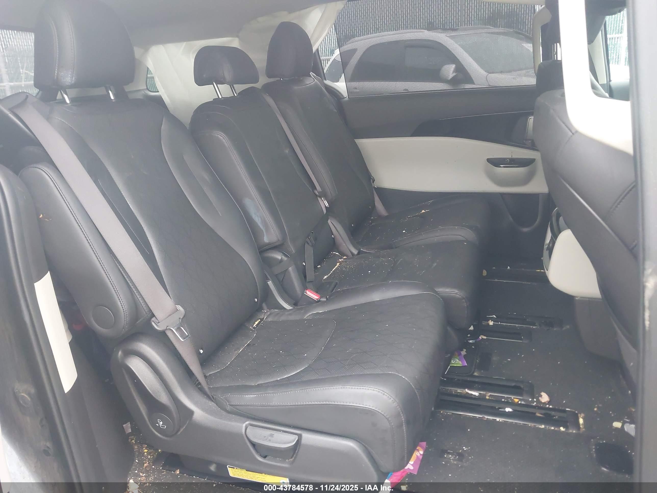 KIA CARNIVAL image 8