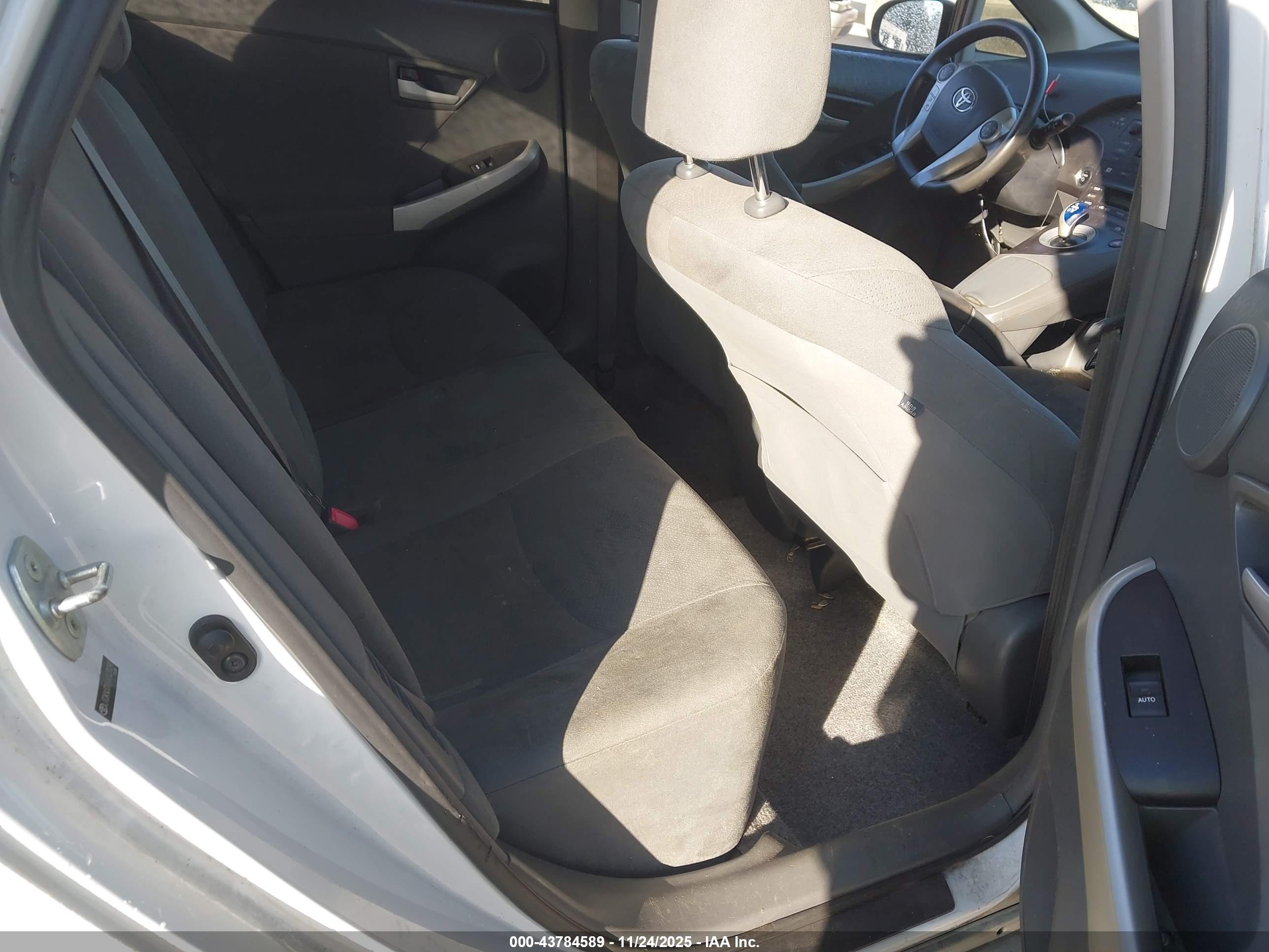 TOYOTA PRIUS image 8