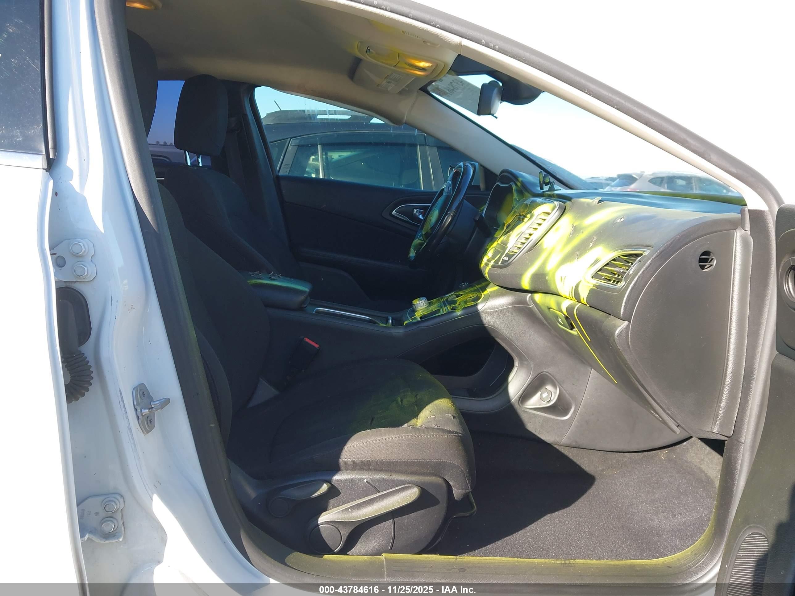 CHRYSLER 200 image 5
