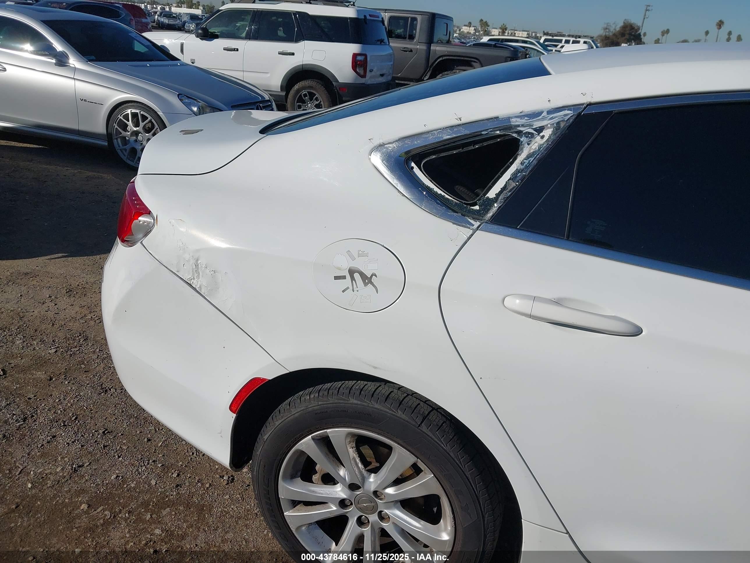 CHRYSLER 200 image 6