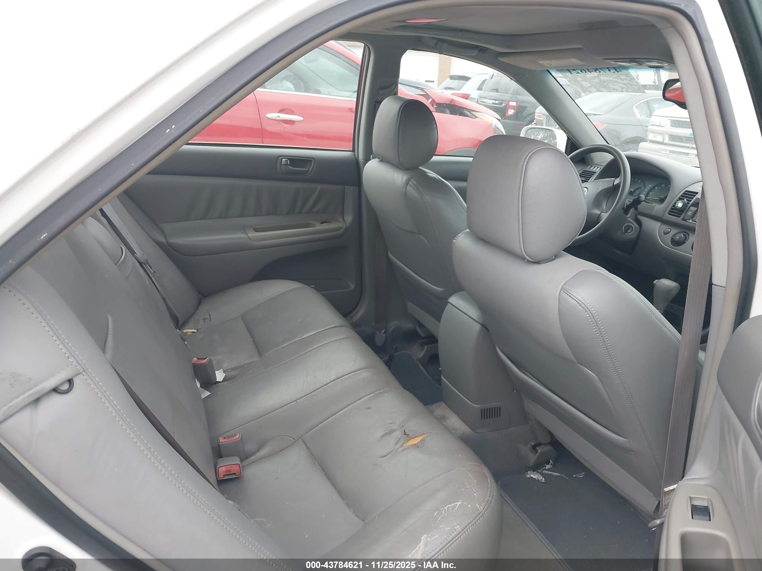 TOYOTA CAMRY image 8