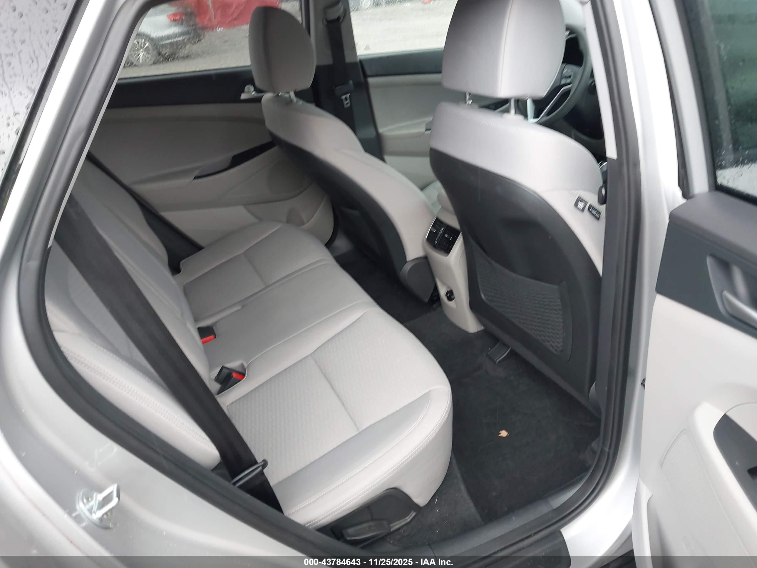 HYUNDAI TUCSON image 8
