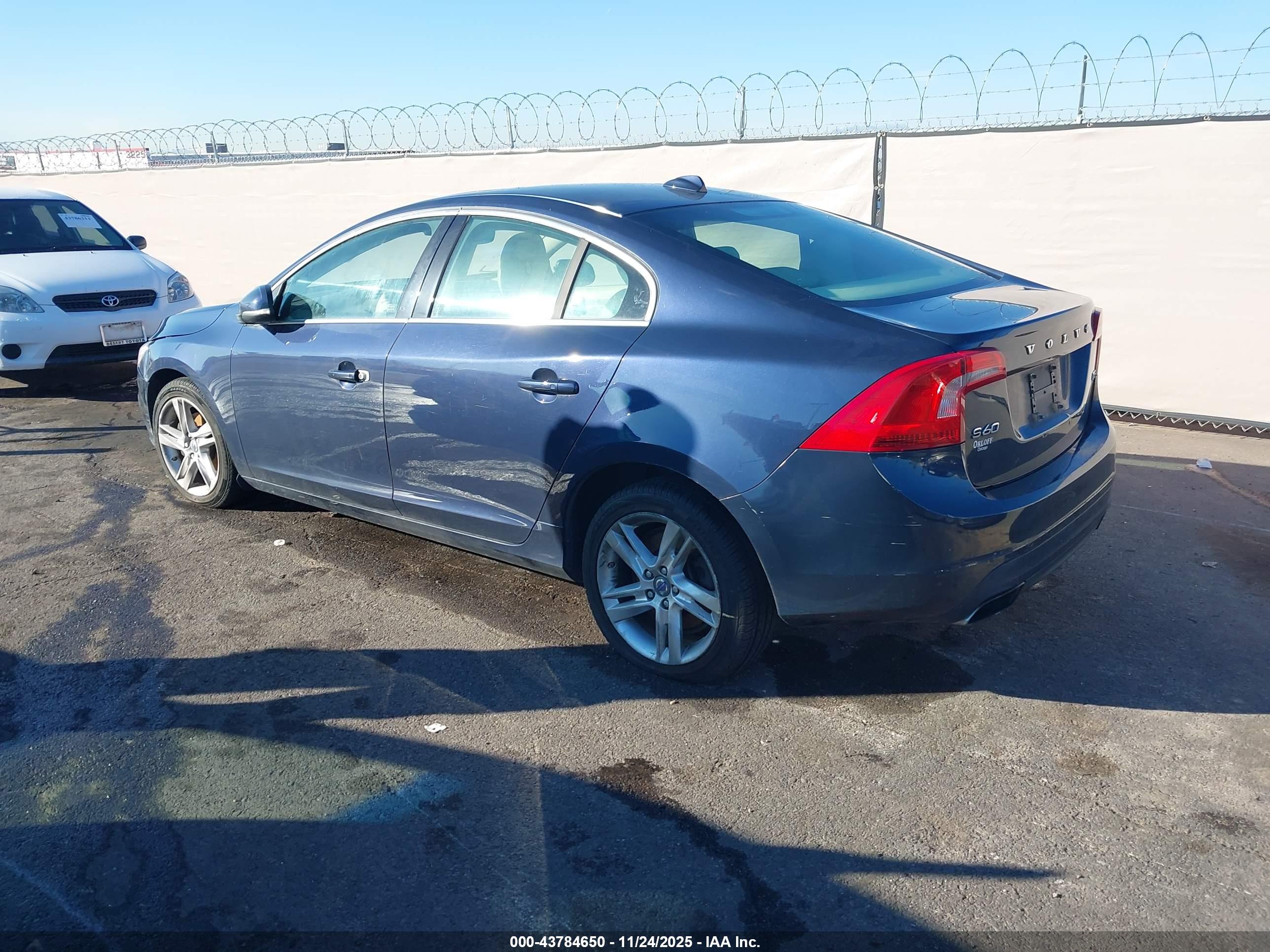 VOLVO S60 image 3