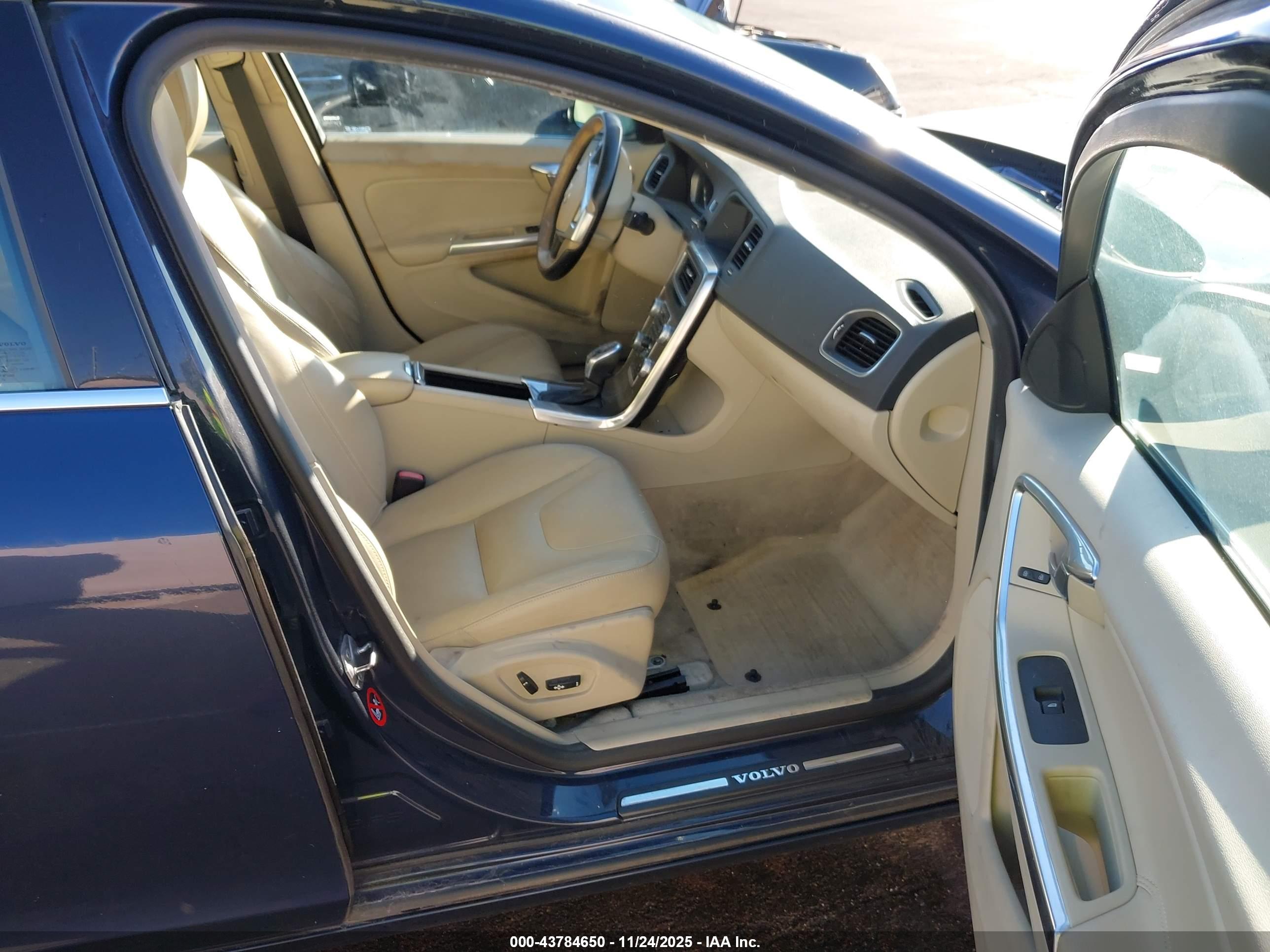 VOLVO S60 image 5