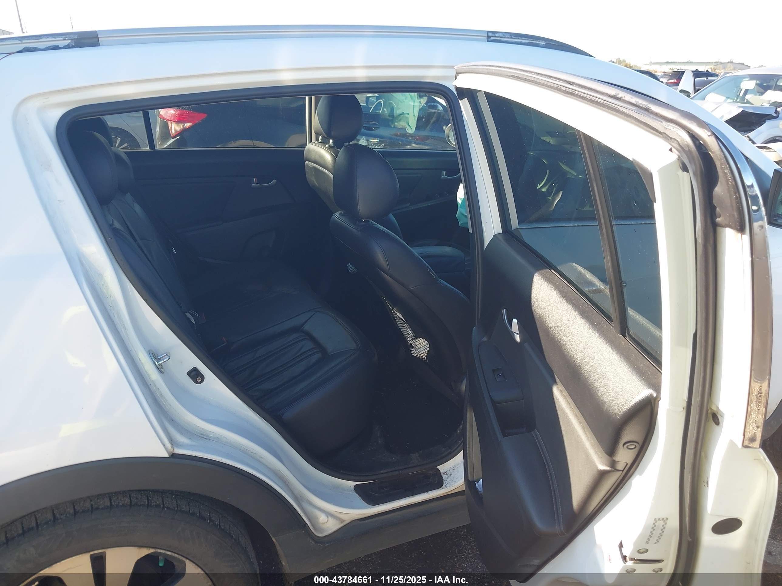 KIA SPORTAGE image 8