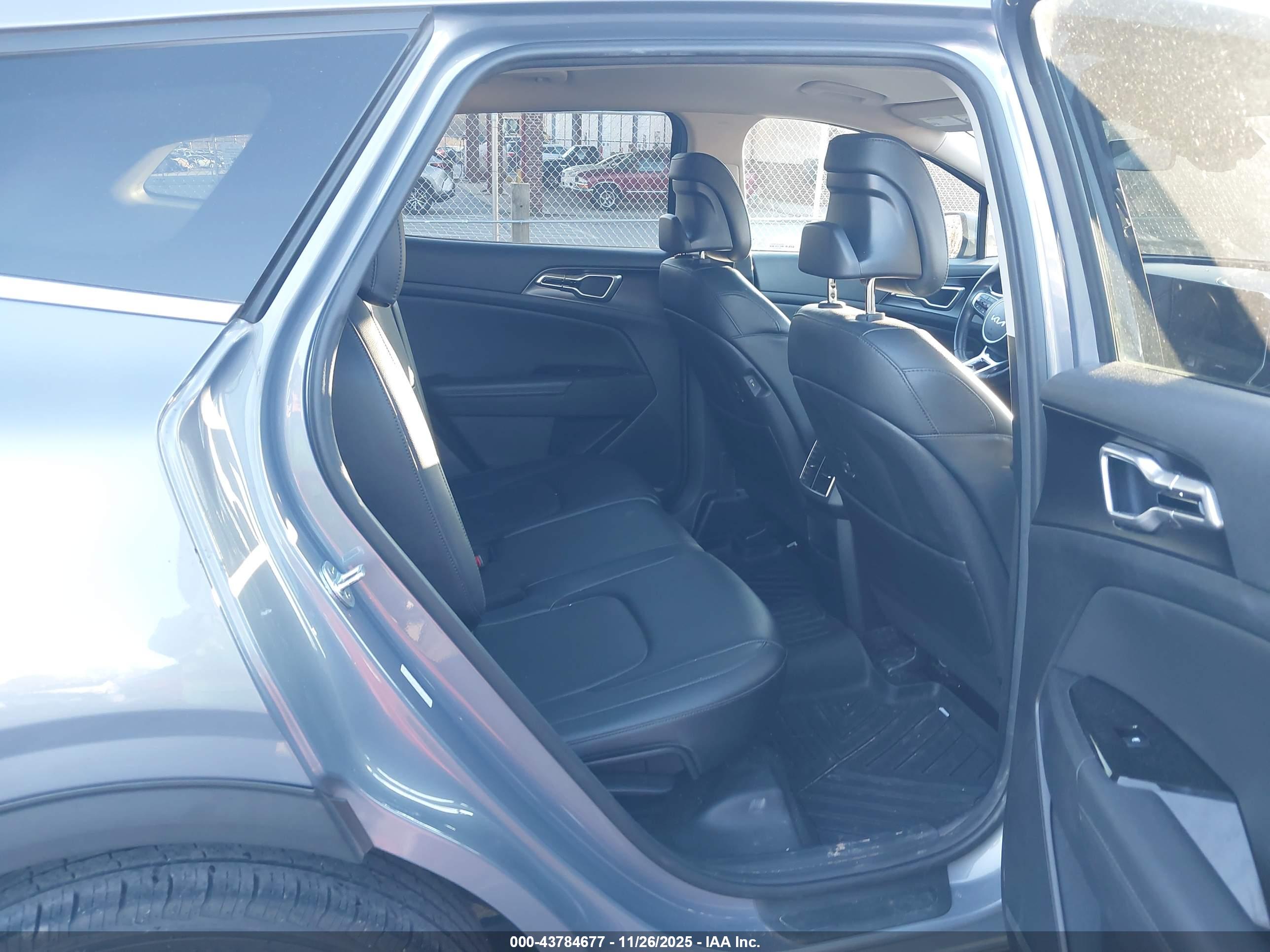 KIA SPORTAGE image 8