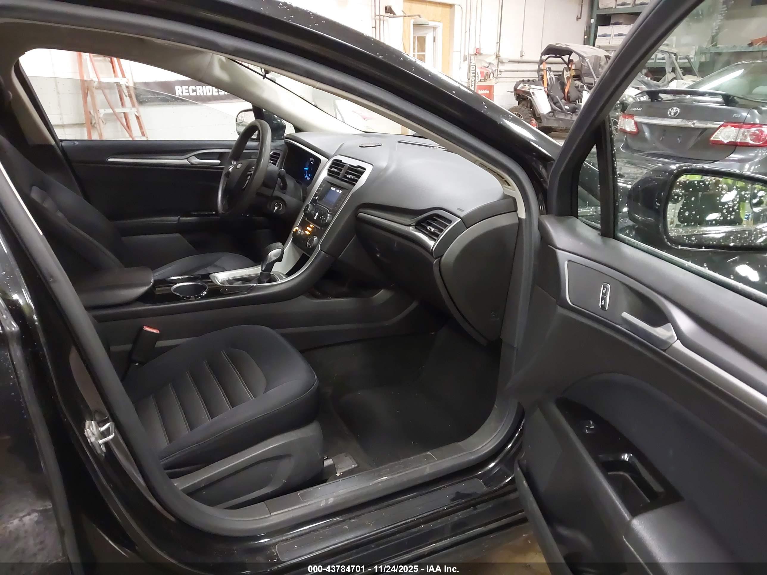 FORD FUSION image 5