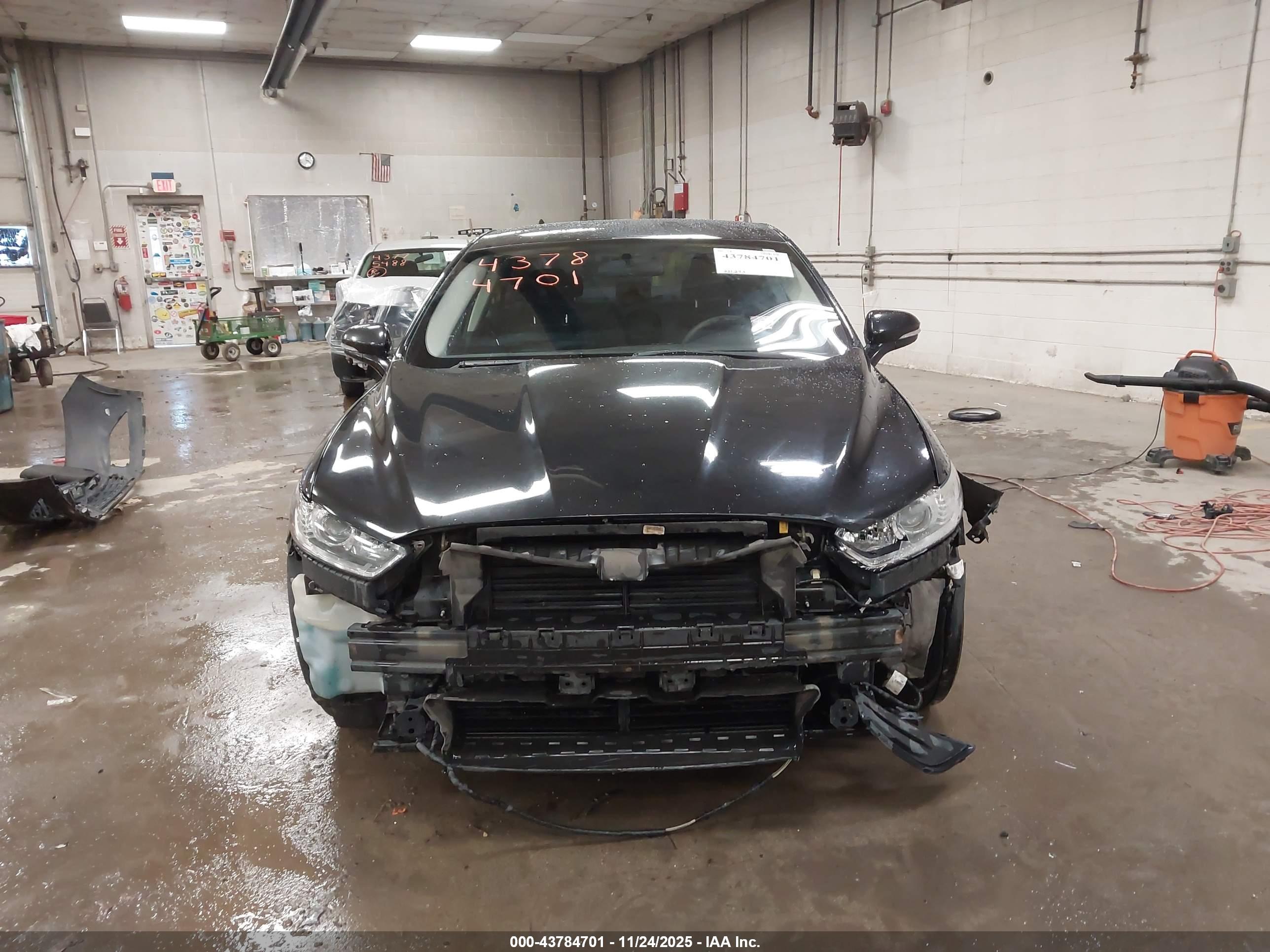 FORD FUSION image 6