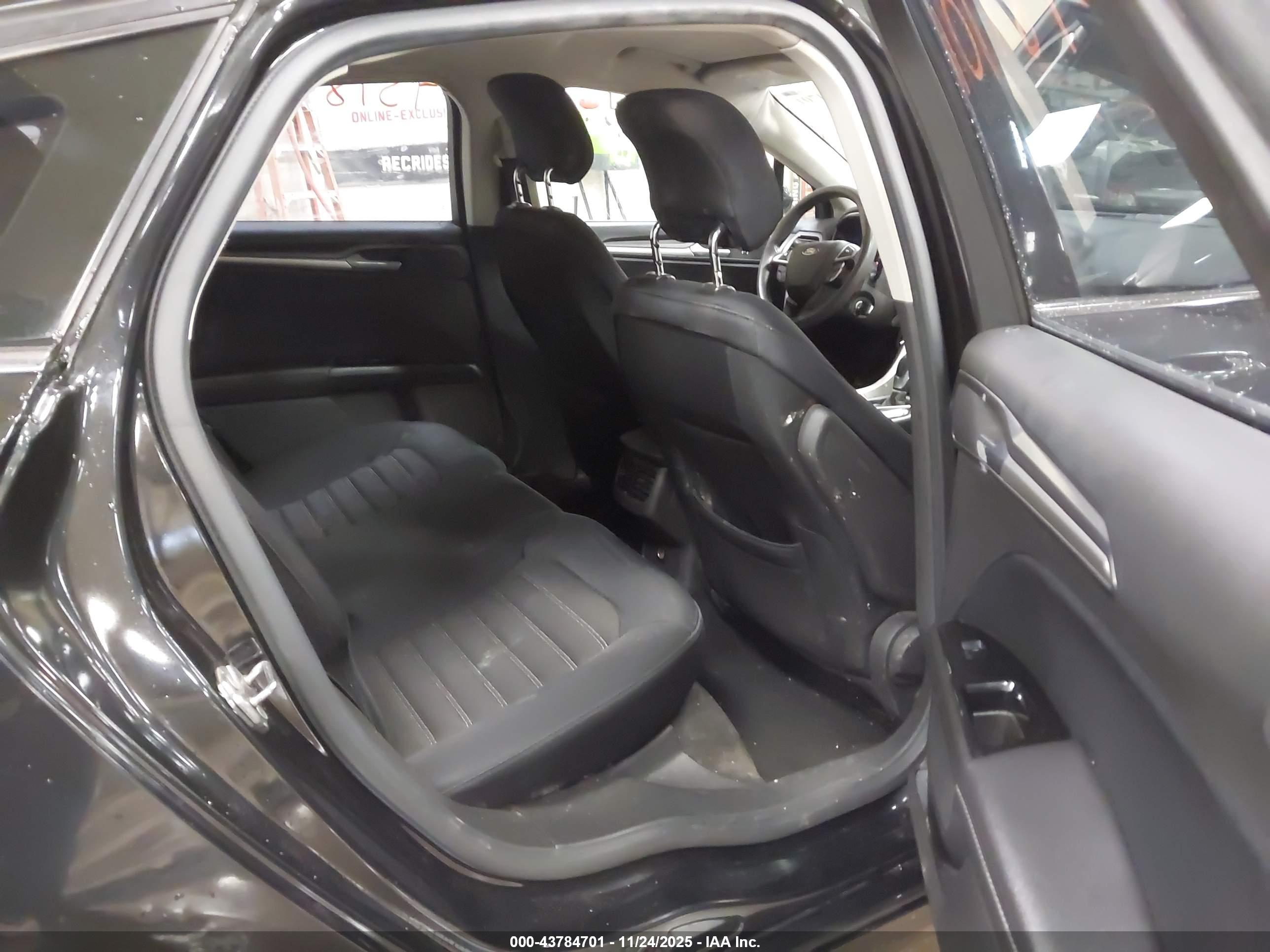 FORD FUSION image 8