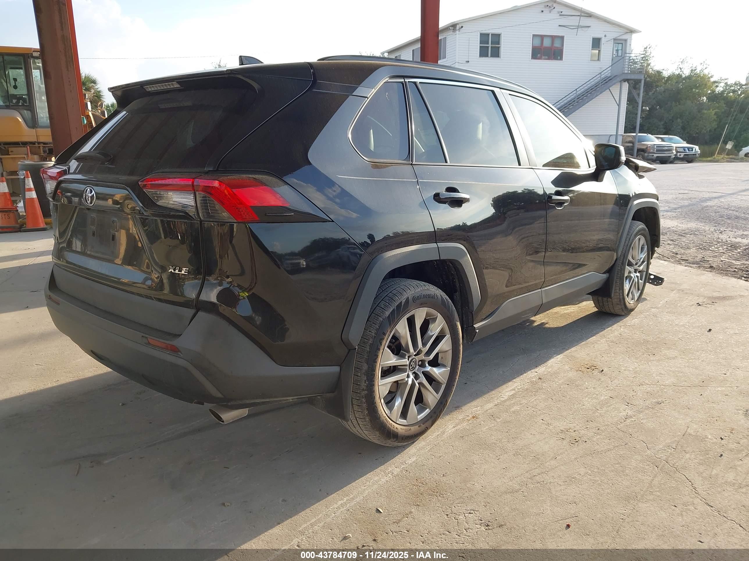 TOYOTA RAV4 image 4