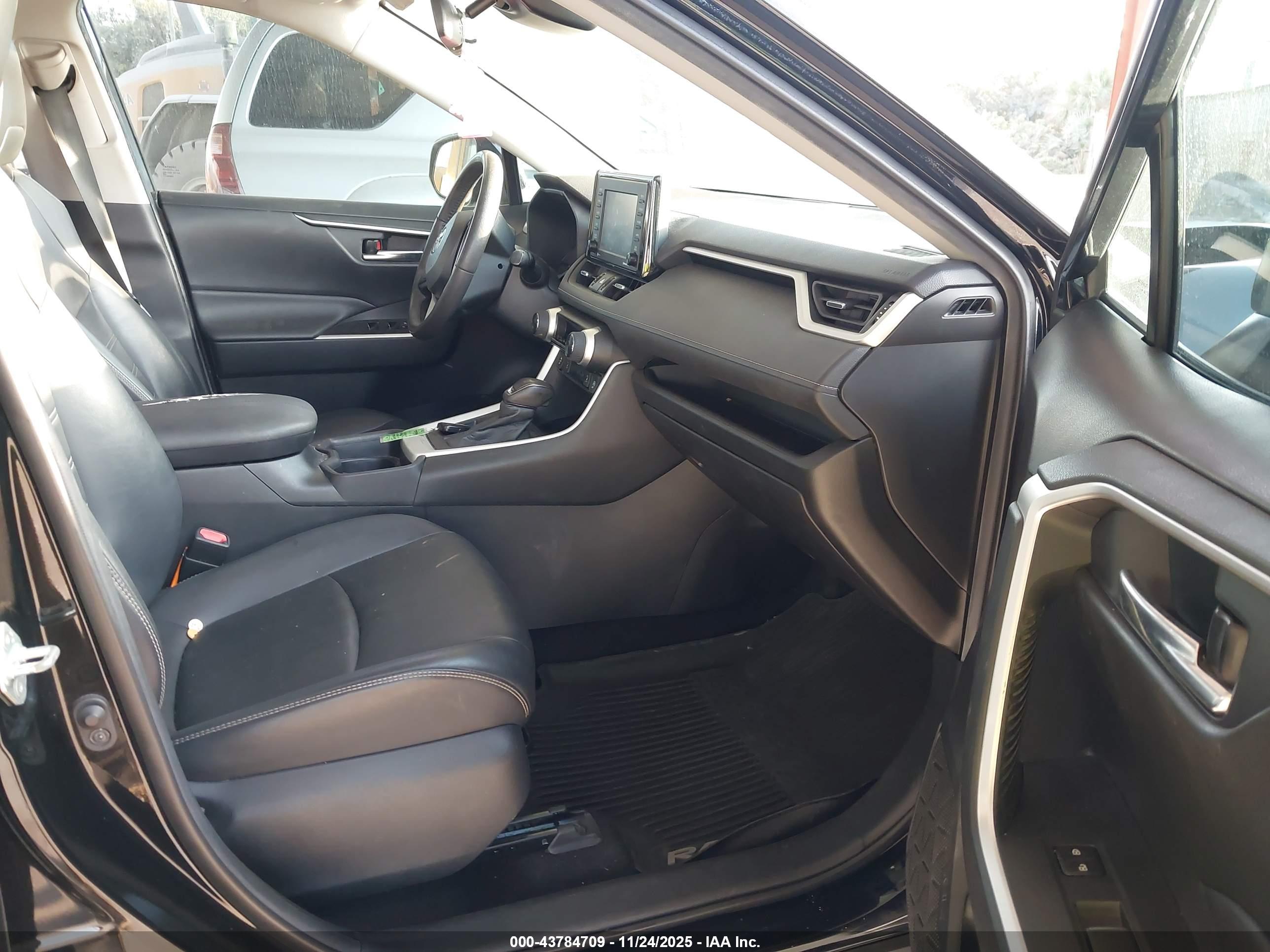 TOYOTA RAV4 image 5