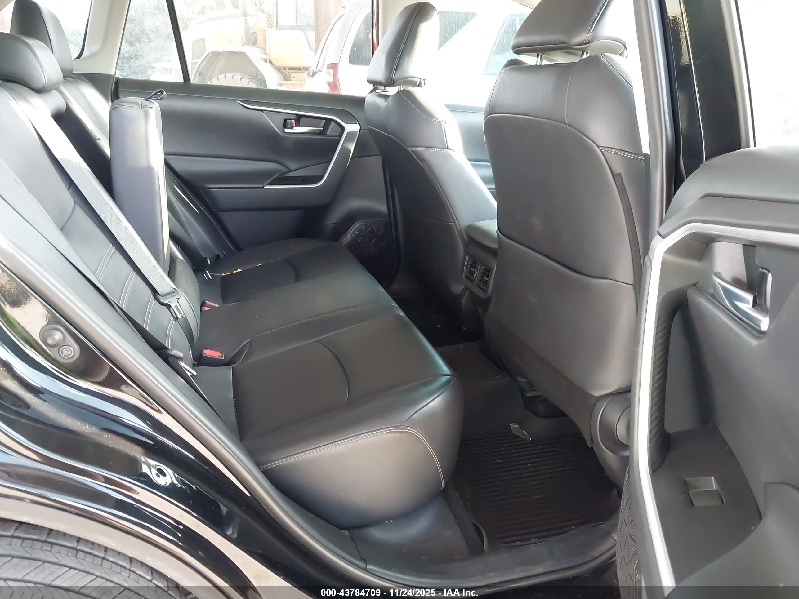 TOYOTA RAV4 image 8