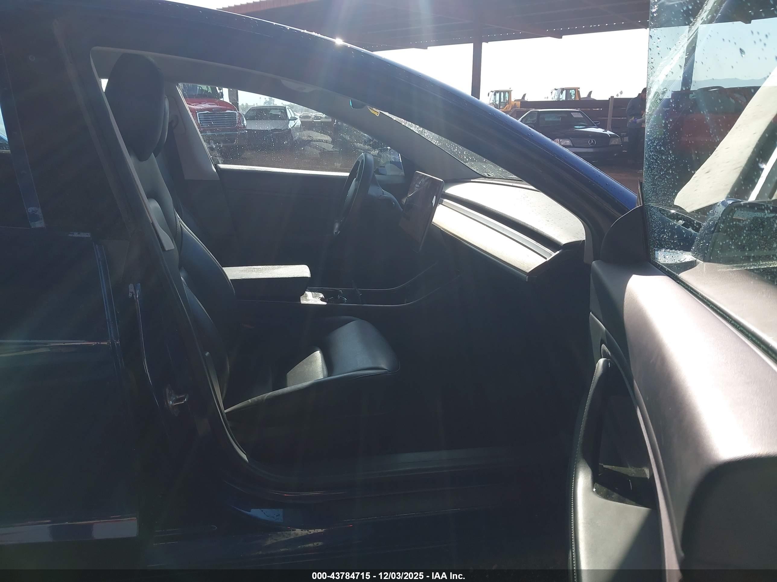 TESLA MODEL image 5