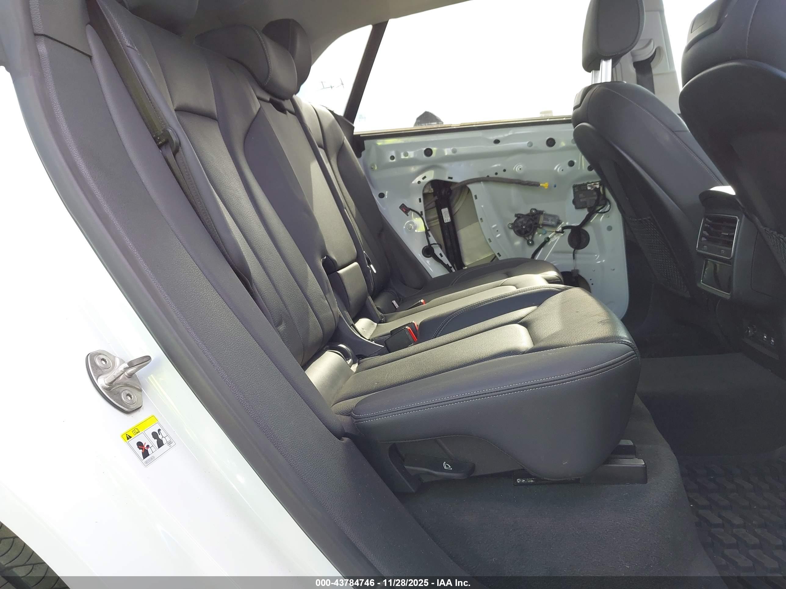 AUDI Q8 image 8