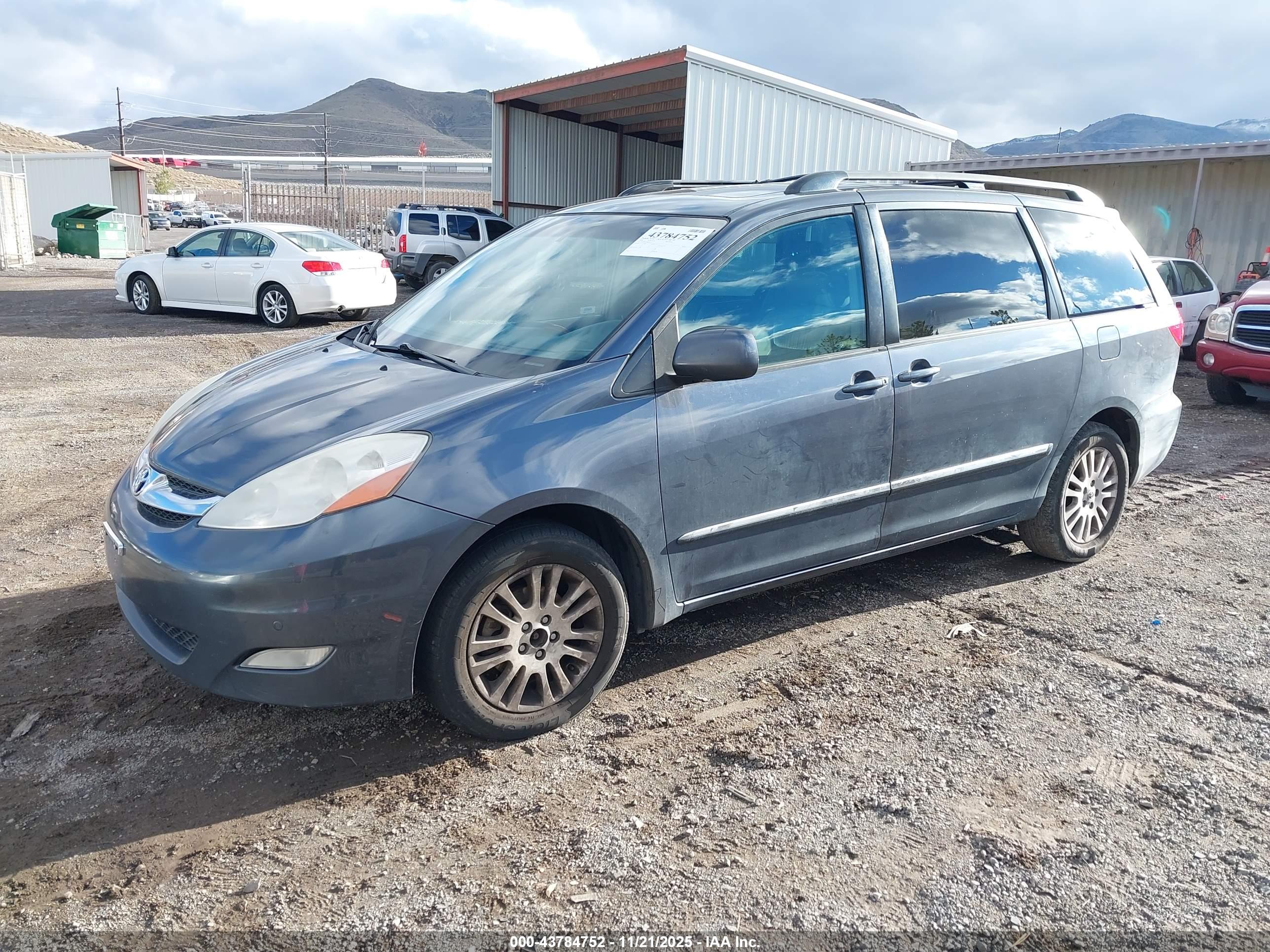 TOYOTA SIENNA image 2