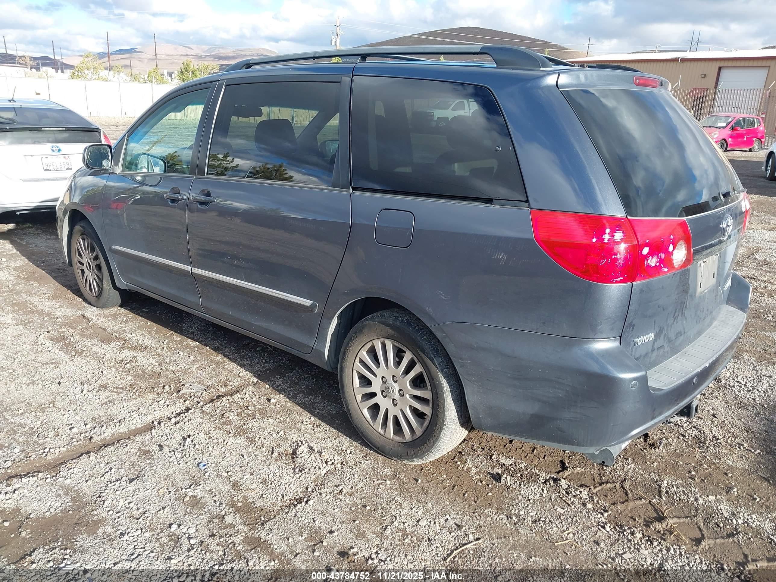 TOYOTA SIENNA image 3