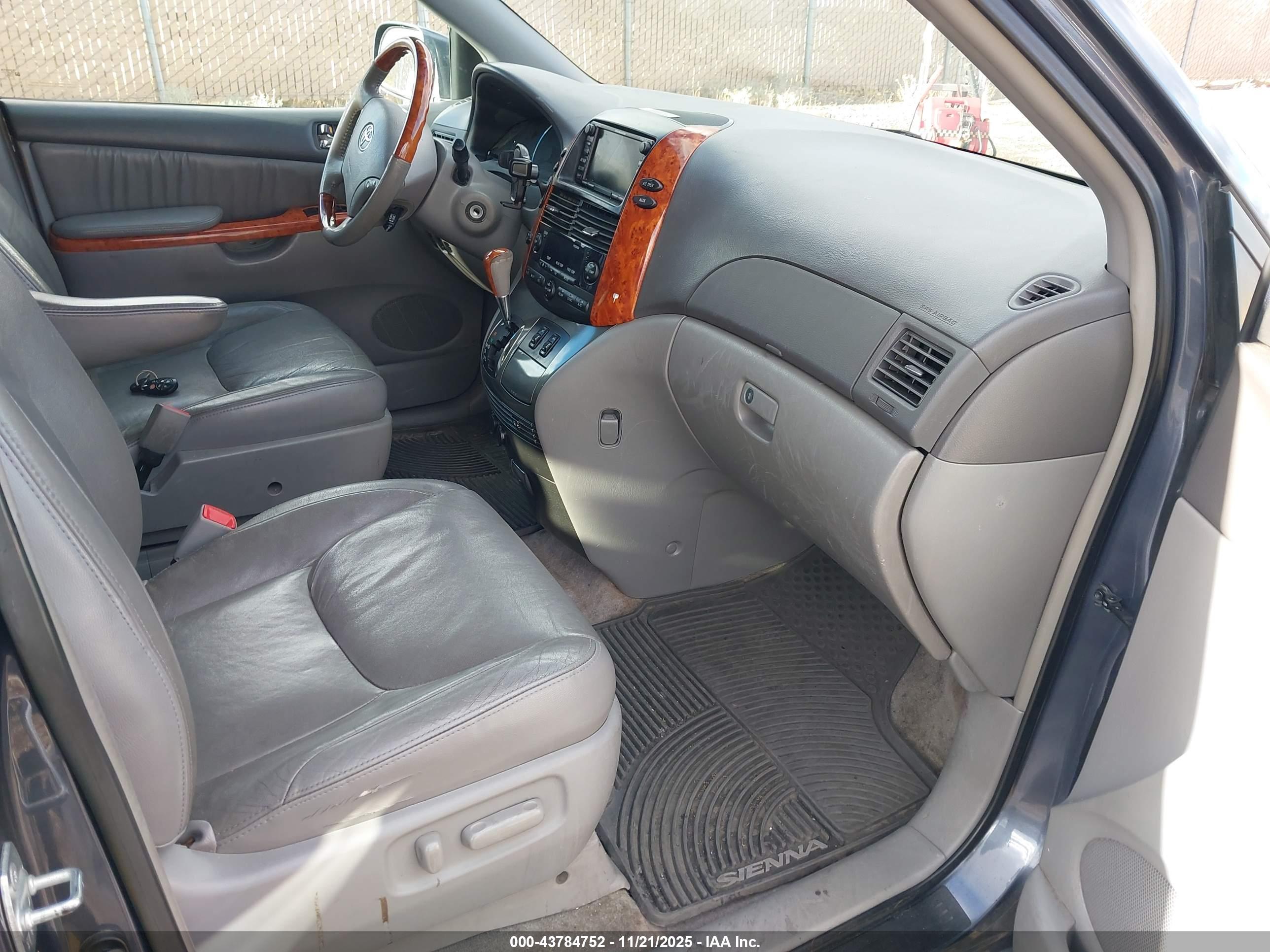 TOYOTA SIENNA image 5