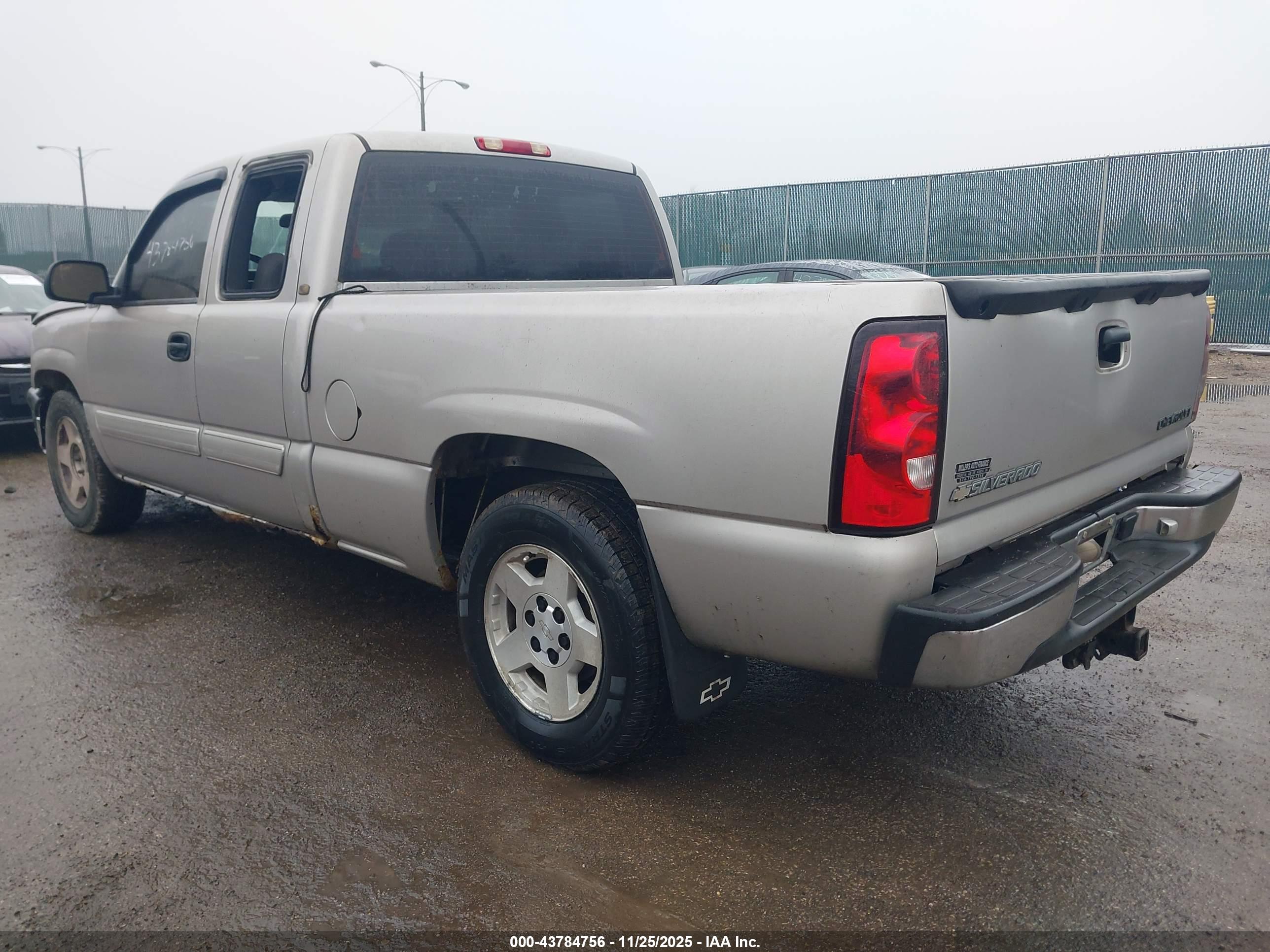 CHEVROLET SILVERADO image 3