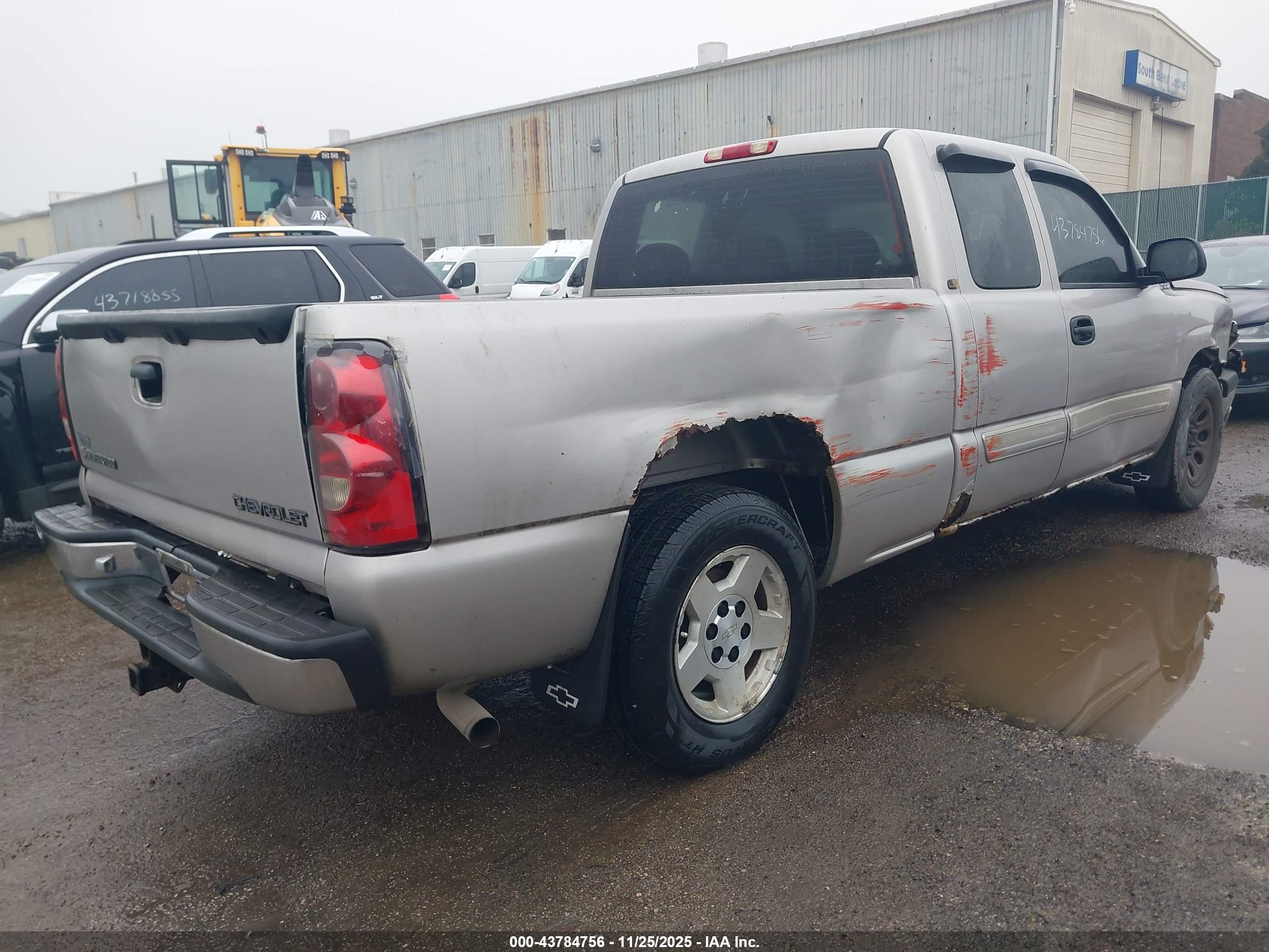 CHEVROLET SILVERADO image 4