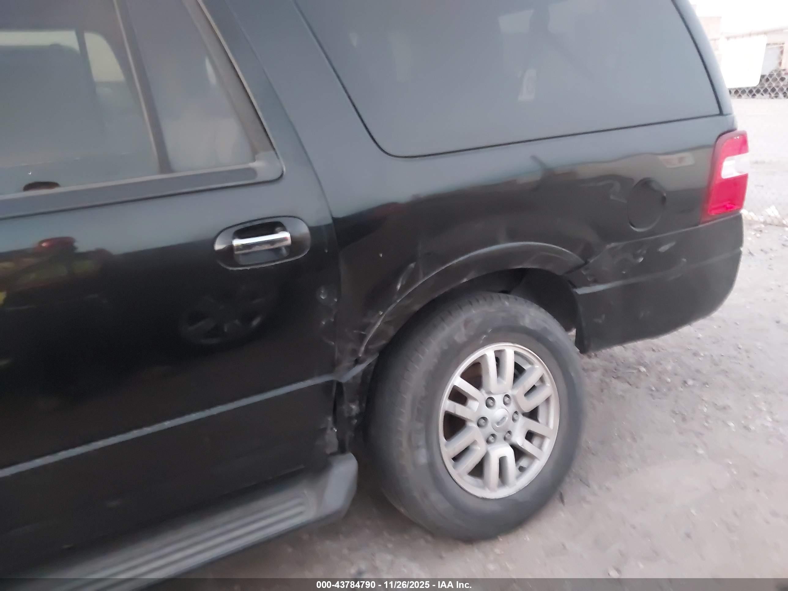 FORD EXPEDITION image 6