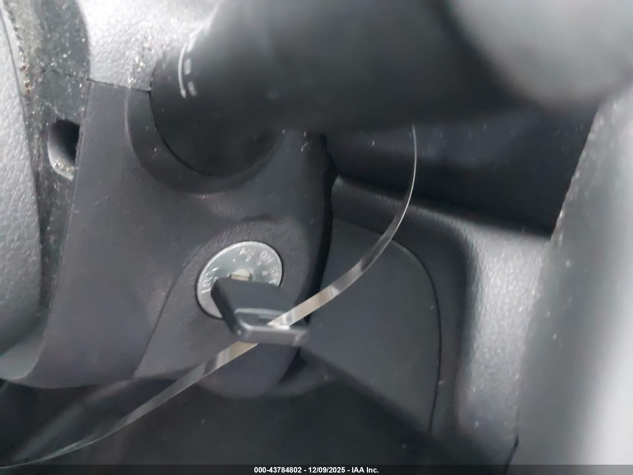 NISSAN VERSA image 11